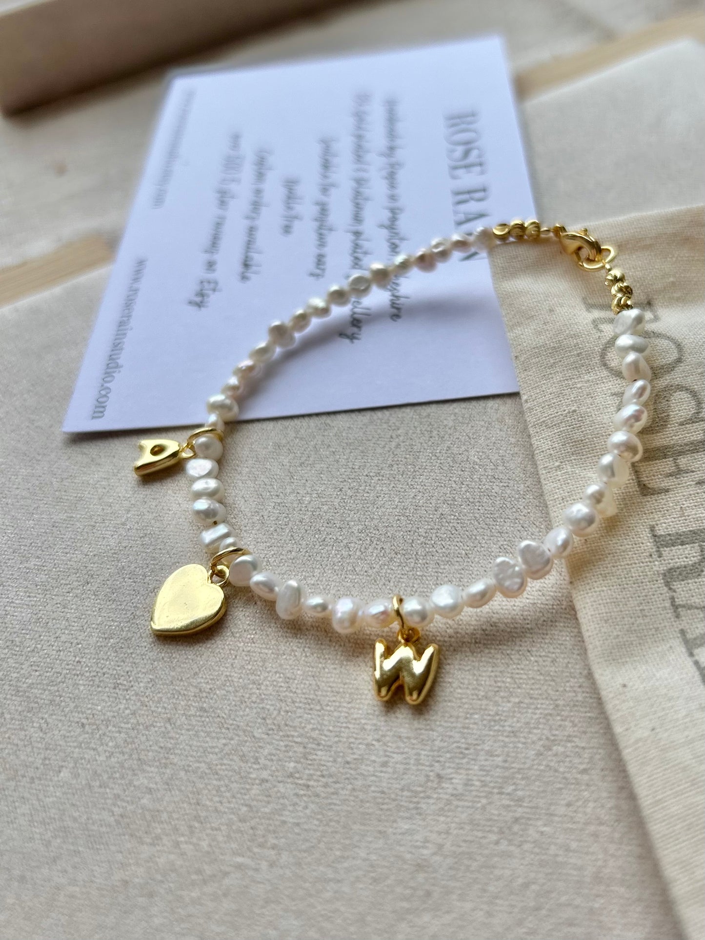 EVA PEARL HEART & INITIALS BRACELET IN 18K GOLD
