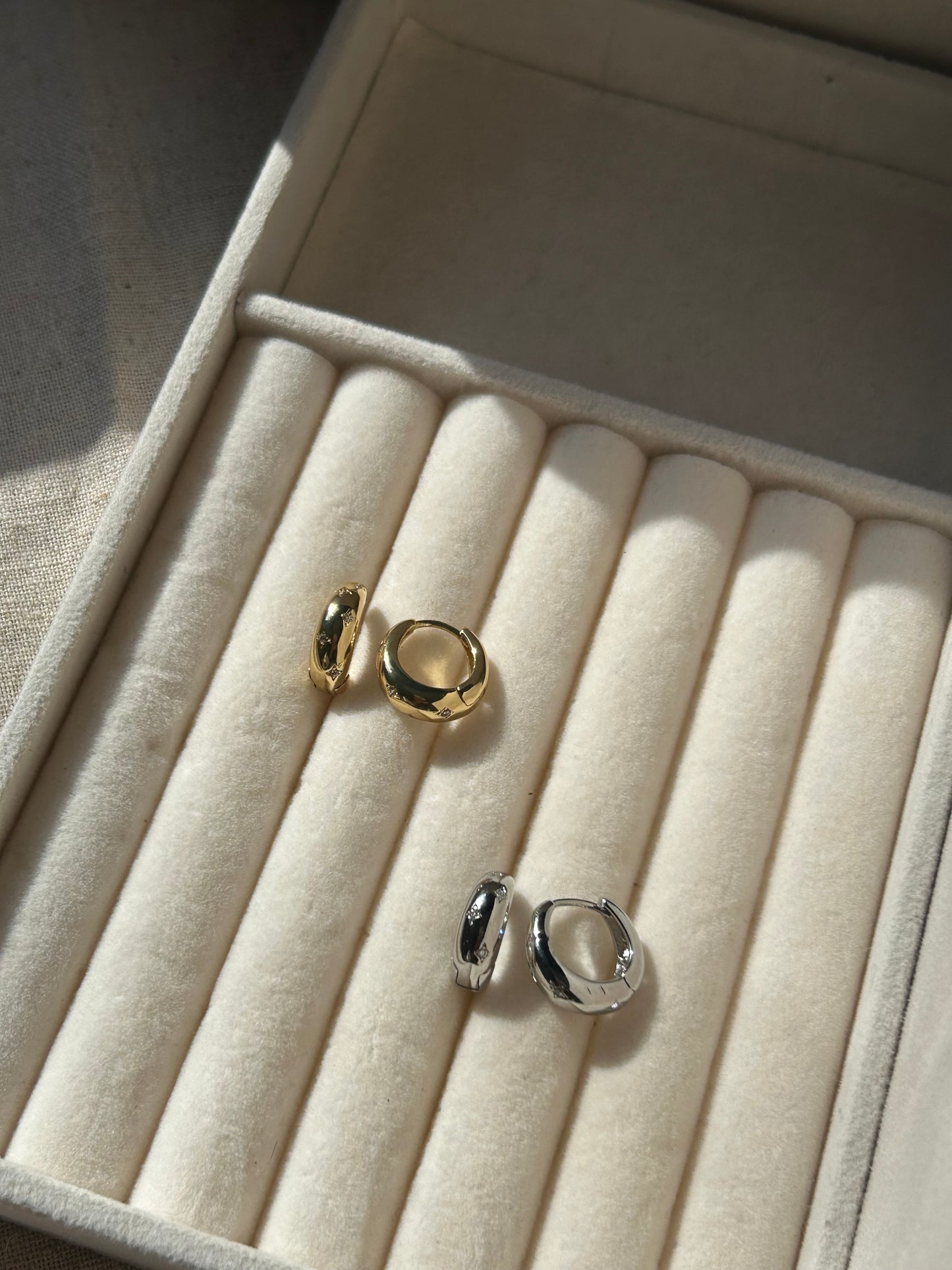 LUNA HUGGIE HOOPS IN 18K GOLD