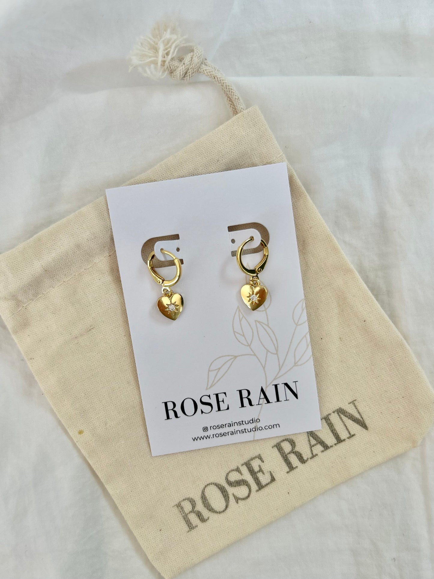STAR HEART HUGGIE EARRINGS IN 18K GOLD