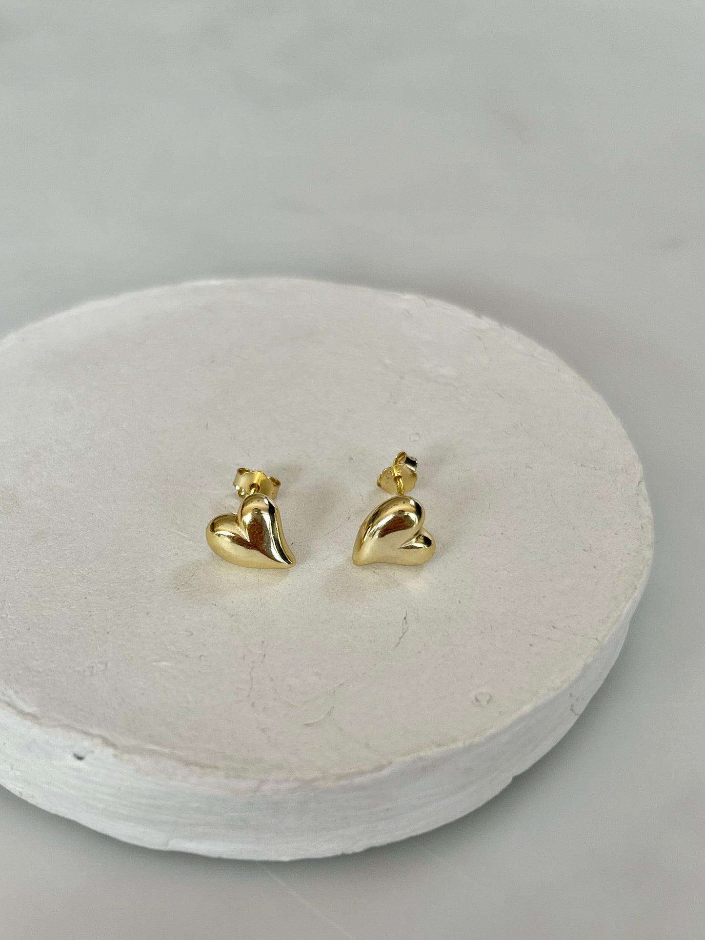 HEART STUD EARRINGS IN 18K GOLD