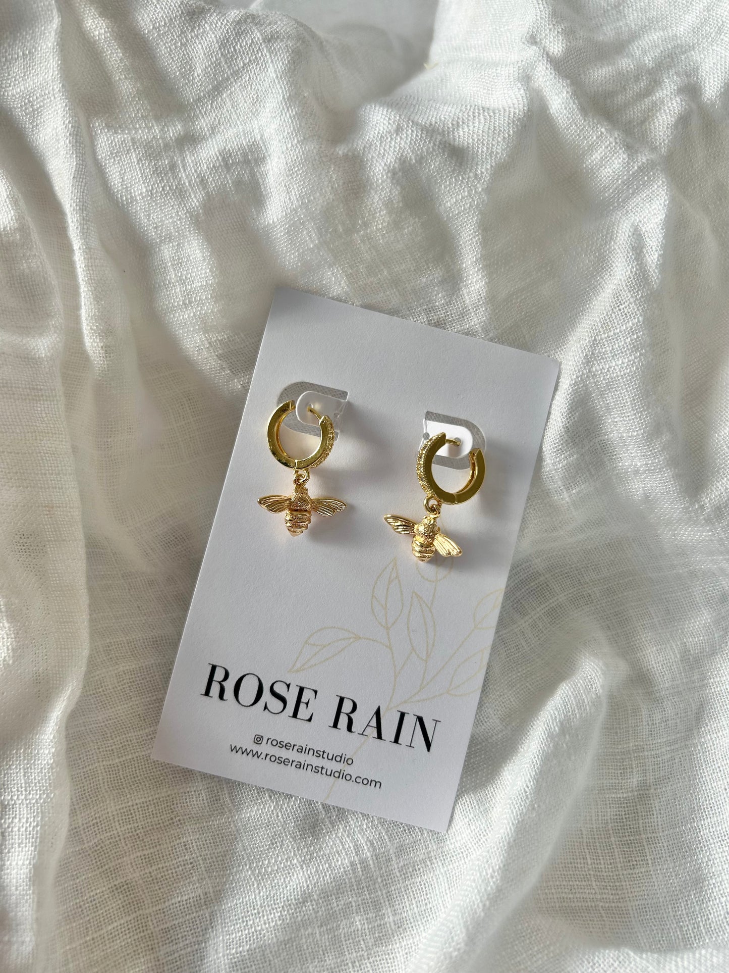BEE HUGGIE EARRINGS IN 18K GOLD
