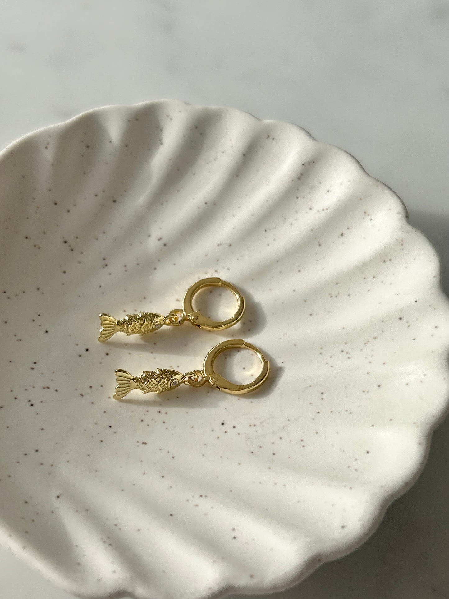 LITTLE FISH EARRINGS IN 18K GOLD
