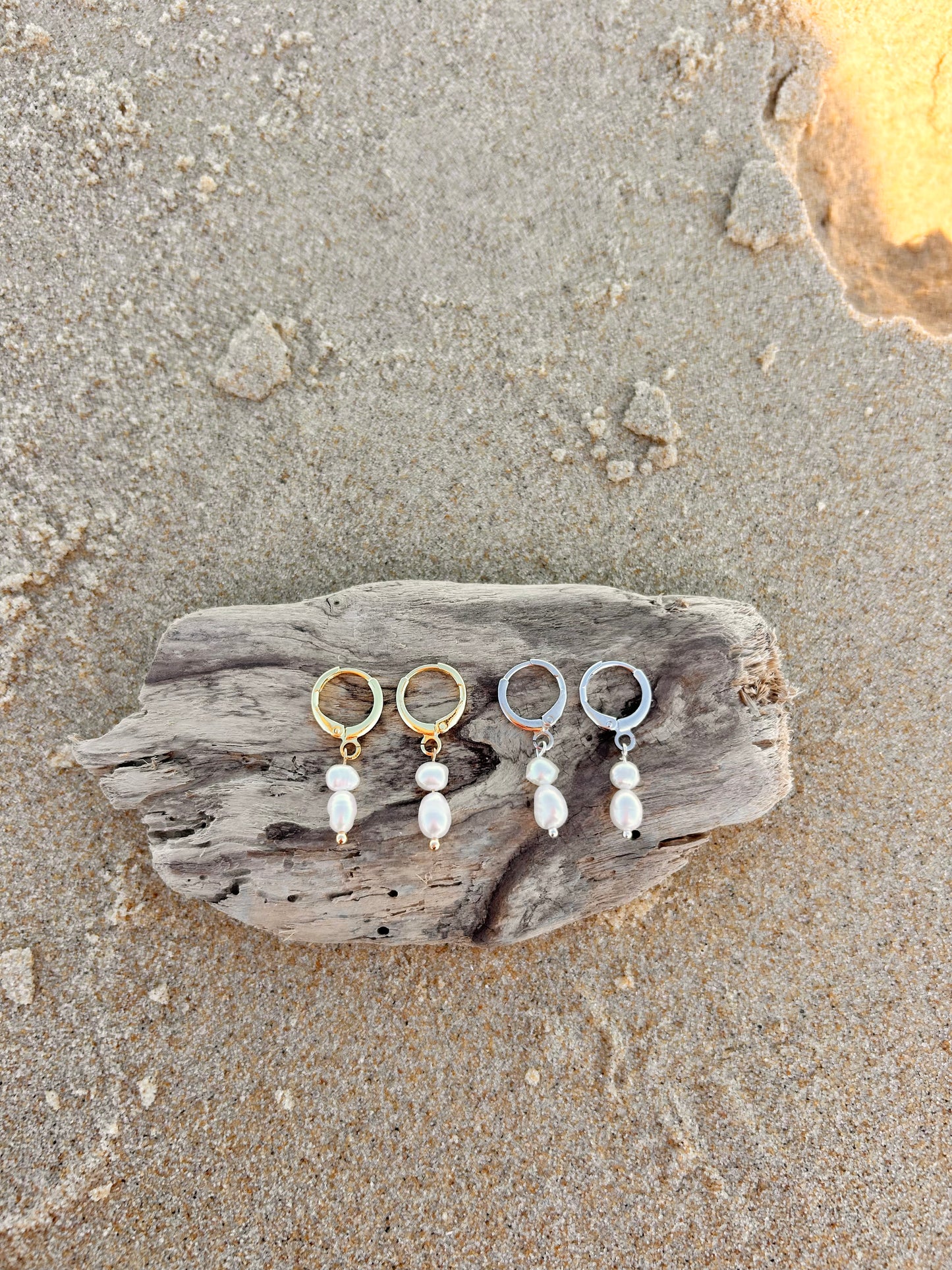 DOUBLE FRESHWATER PEARL HUGGIE EARRINGS IN 18K GOLD