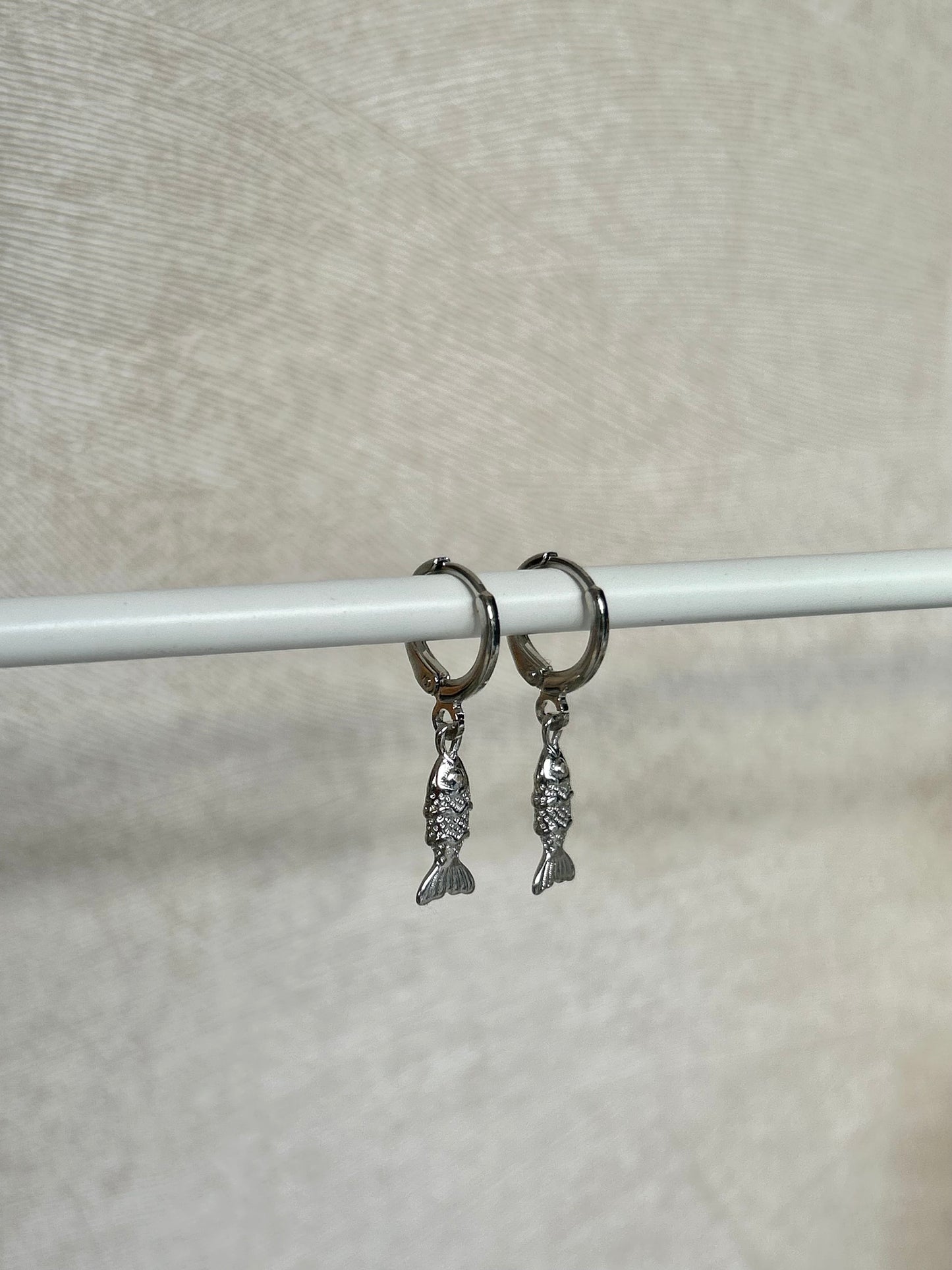 LITTLE FISH EARRINGS IN PLATINUM