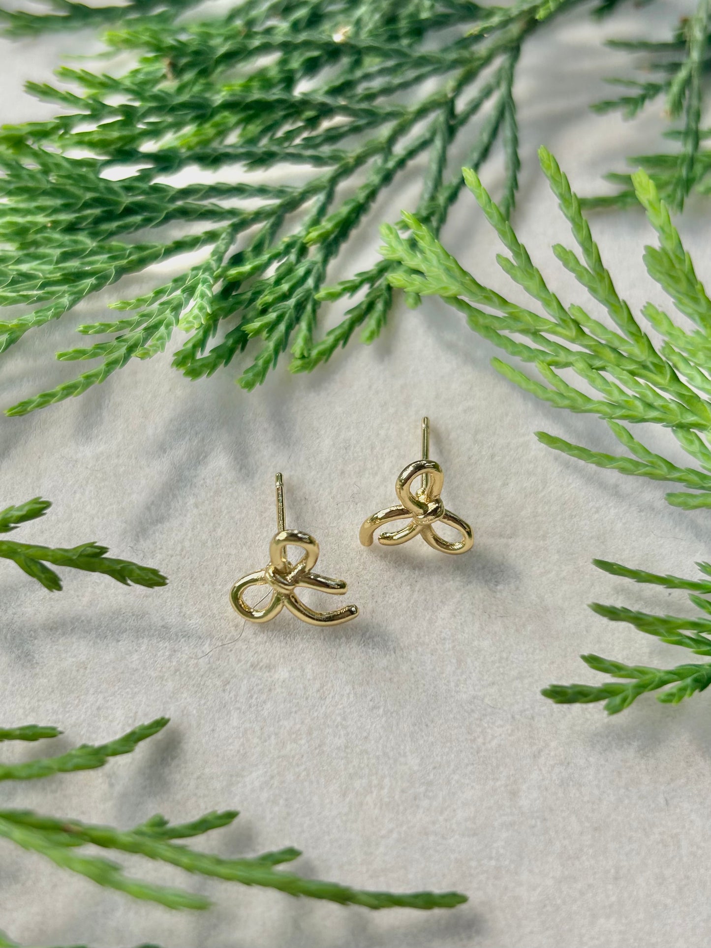 BOW STUD EARRINGS IN 18K GOLD