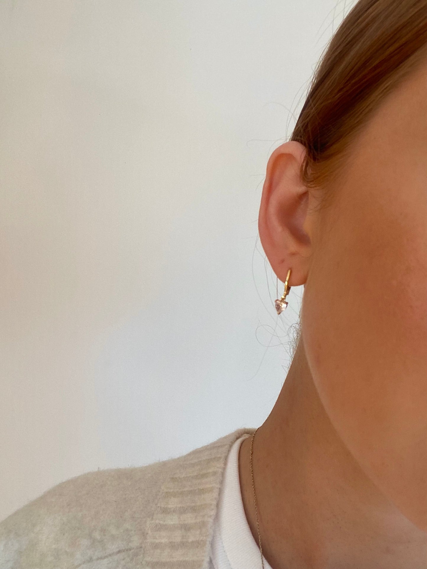 TINY HEART HUGGIE EARRINGS IN 18K GOLD