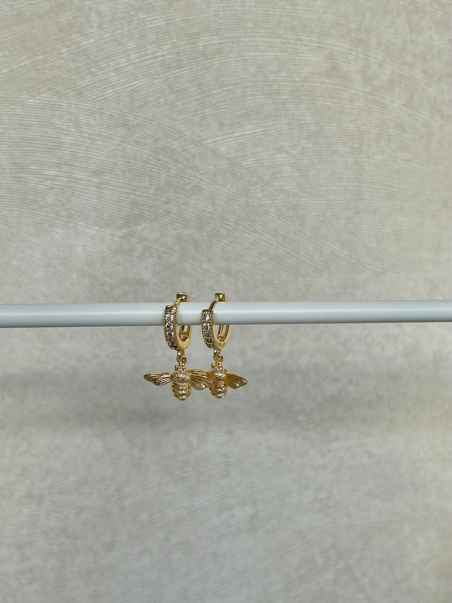 BEE HUGGIE EARRINGS IN 18K GOLD