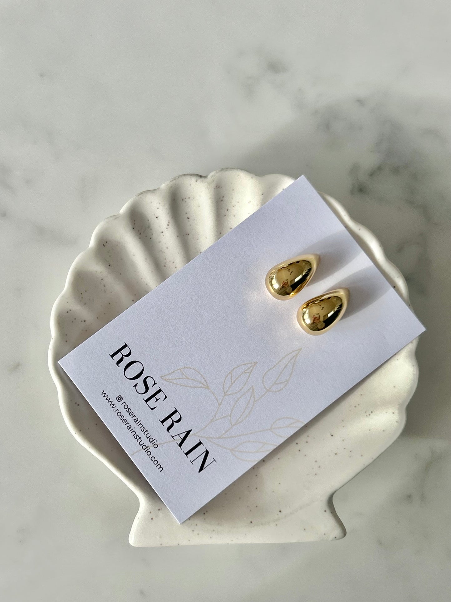 TEAR DROP STUD EARRINGS IN 18K GOLD