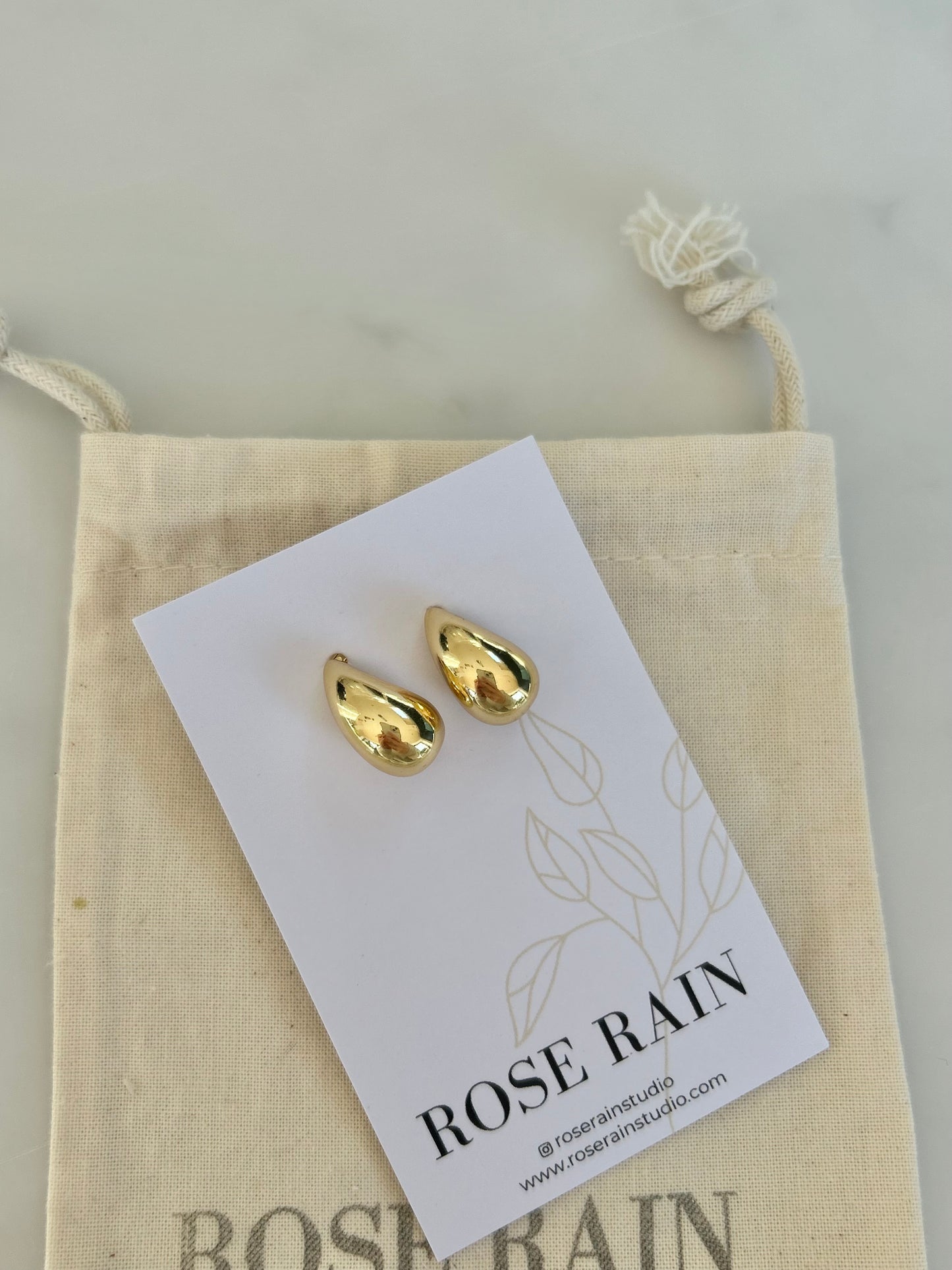 TEAR DROP STUD EARRINGS IN 18K GOLD