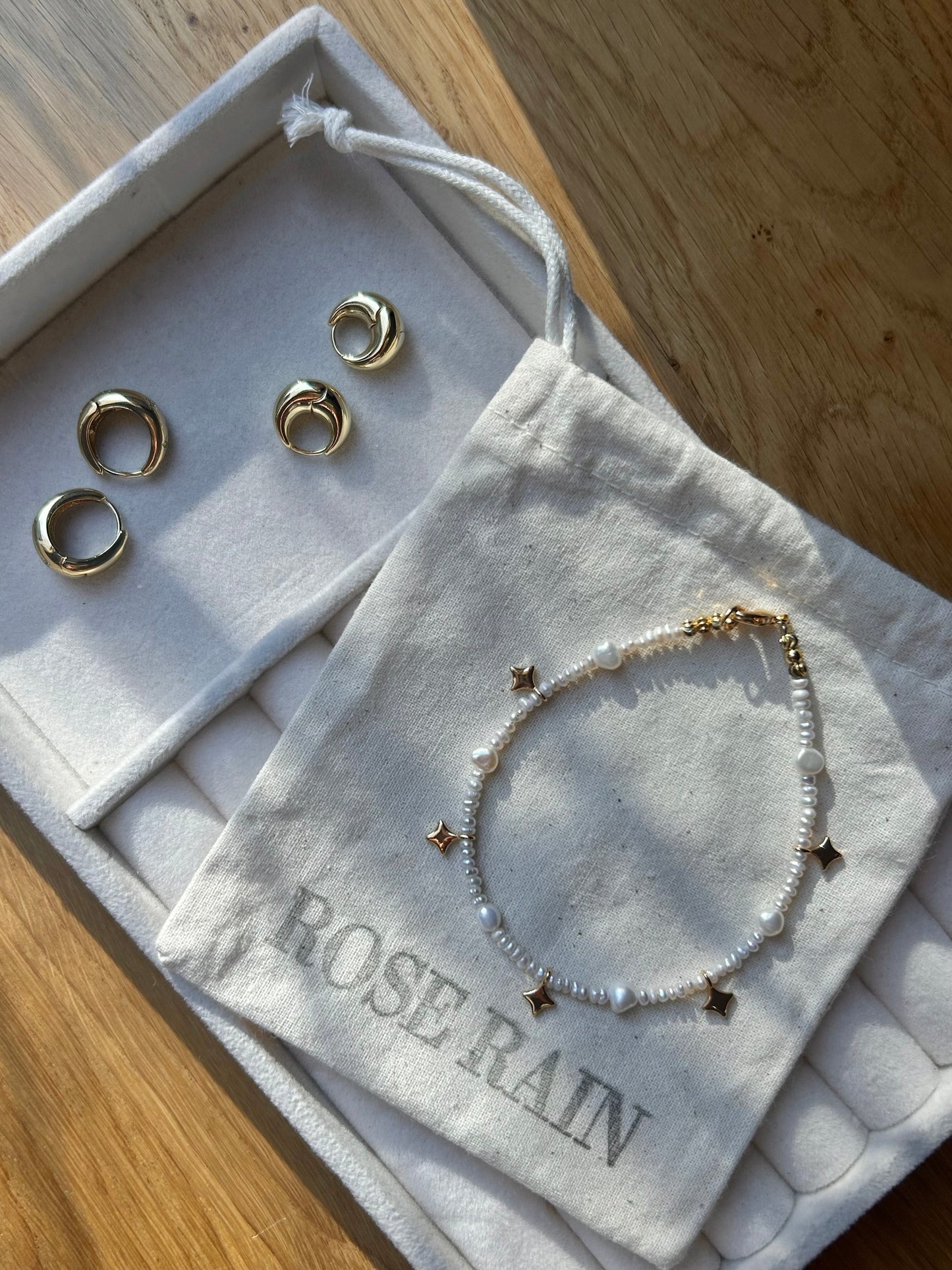 TINY STAR & FRESHWATER PEARL BEADED BRACELET IN 18K GOLD