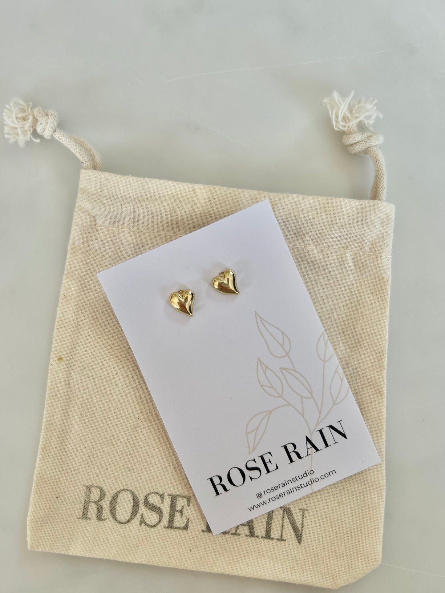 HEART STUD EARRINGS IN 18K GOLD