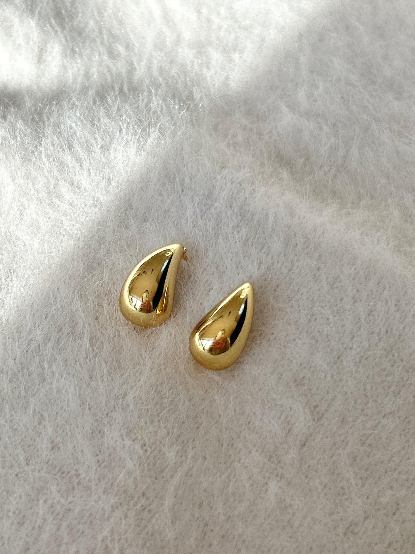 TEAR DROP STUD EARRINGS IN 18K GOLD