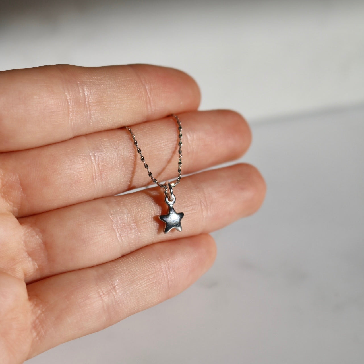 TINY STAR NECKLACE IN PLATINUM
