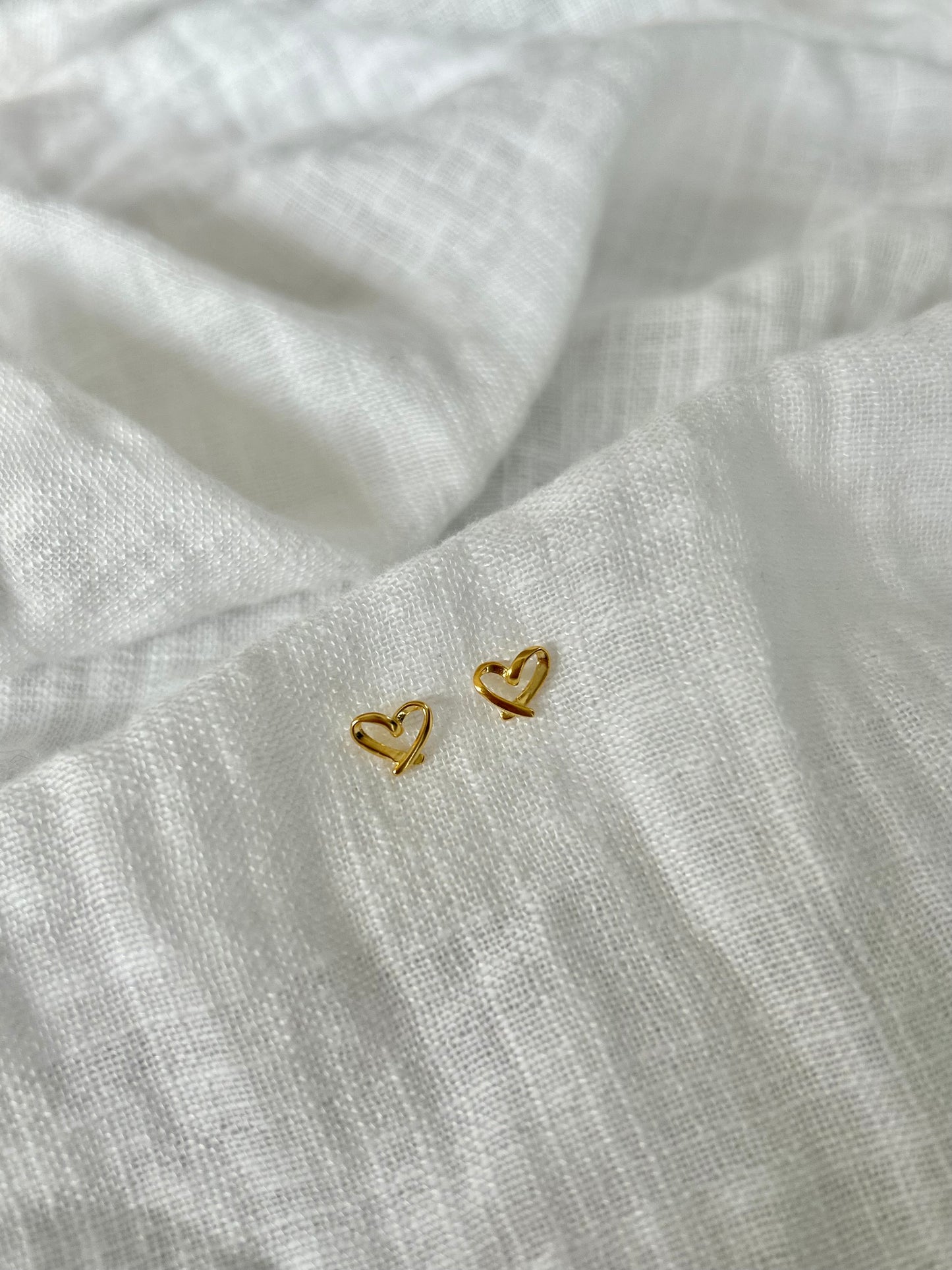 HEART OUTLINE STUD EARRINGS IN 18K GOLD