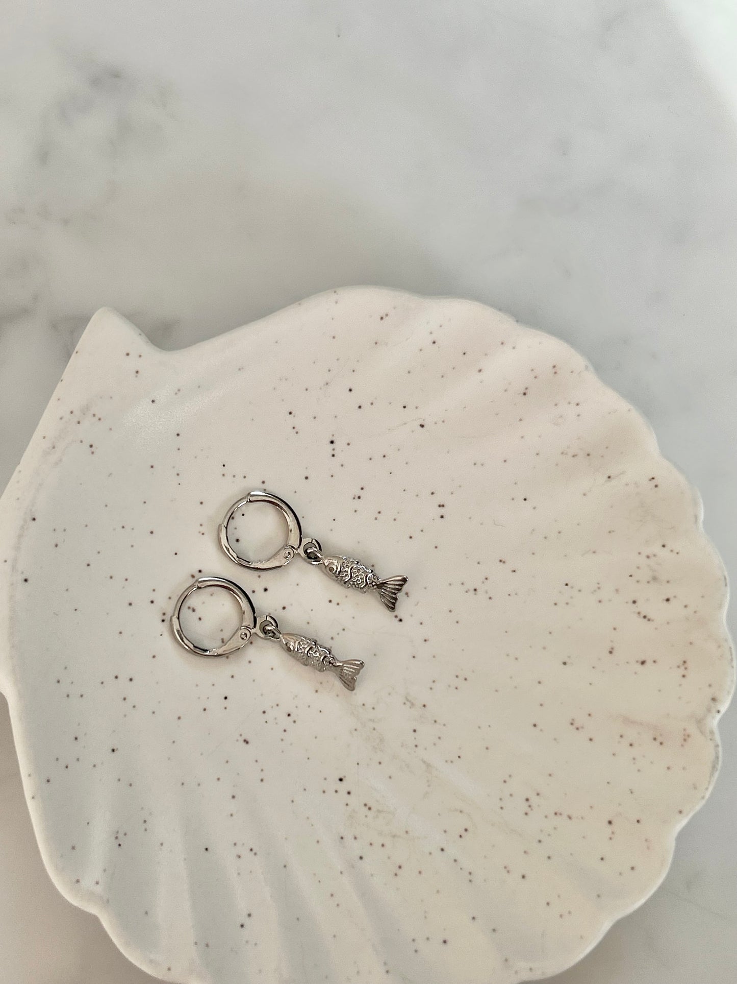 LITTLE FISH EARRINGS IN PLATINUM