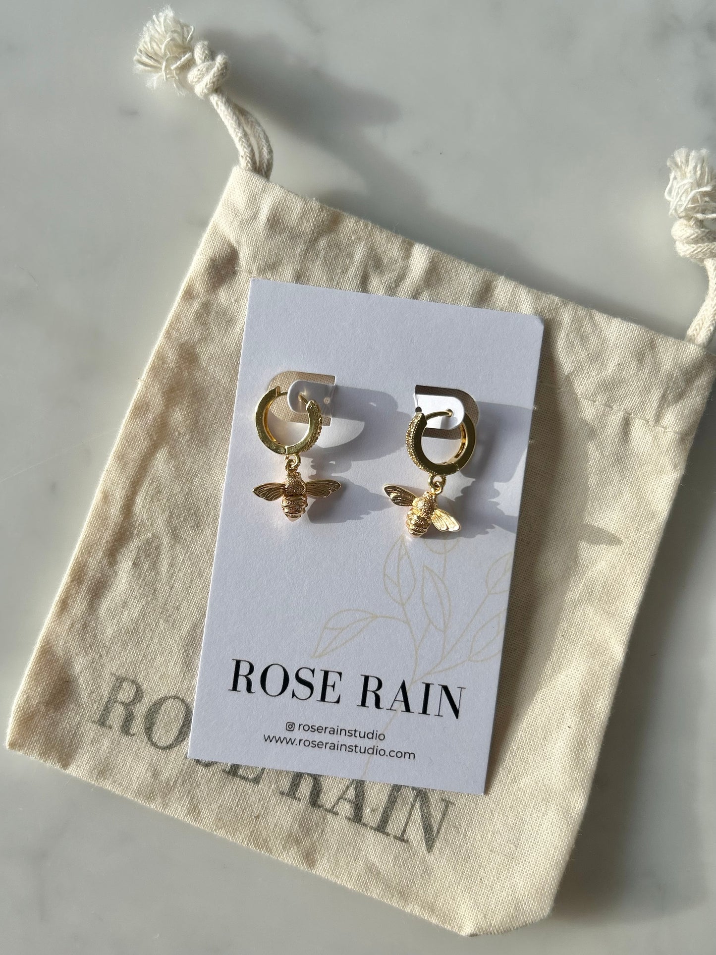 BEE HUGGIE EARRINGS IN 18K GOLD