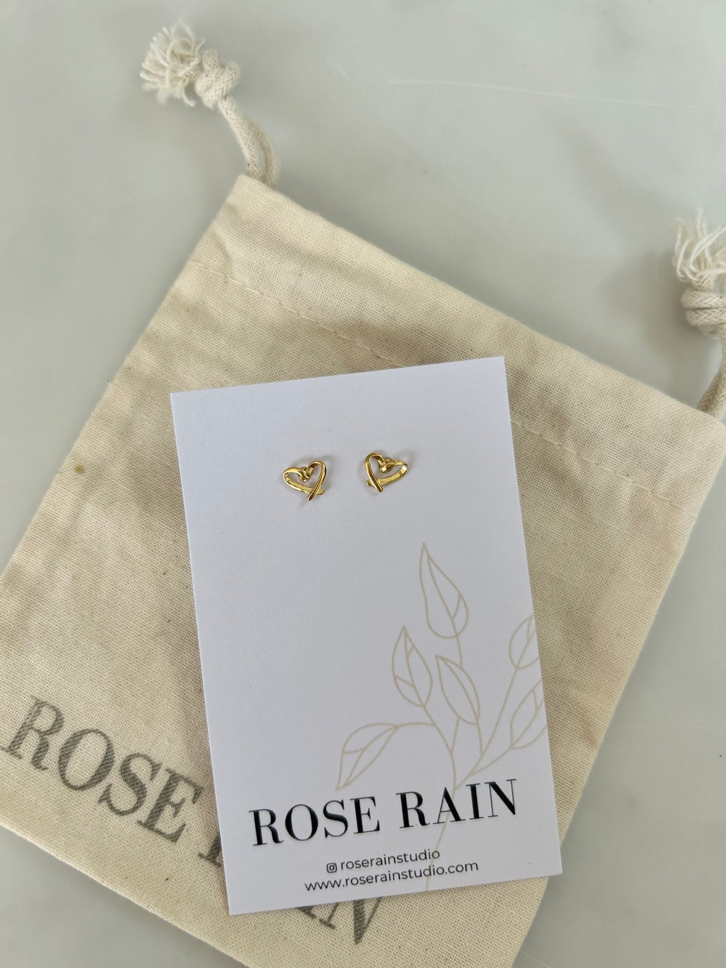 HEART OUTLINE STUD EARRINGS IN 18K GOLD