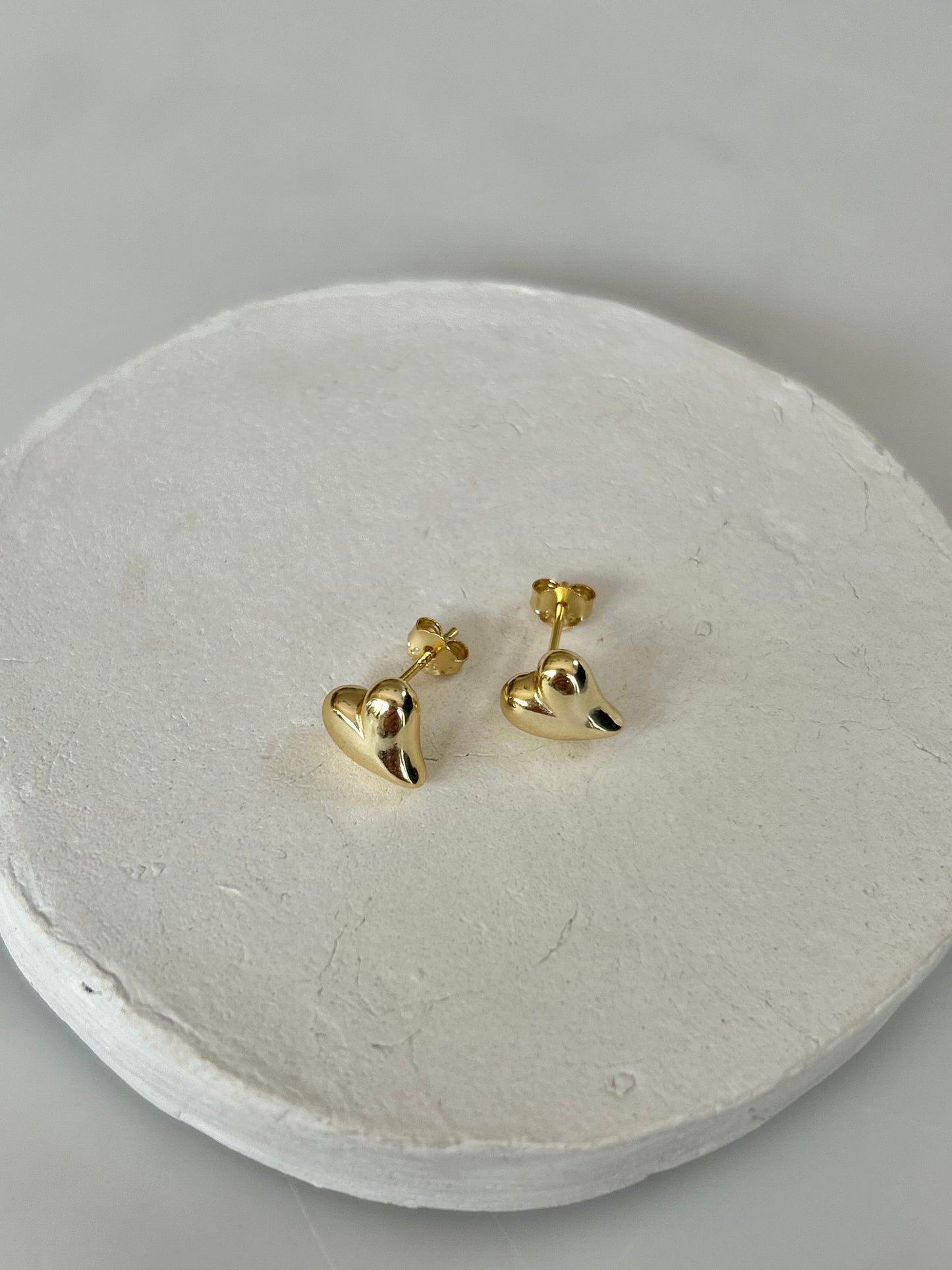 HEART STUD EARRINGS IN 18K GOLD