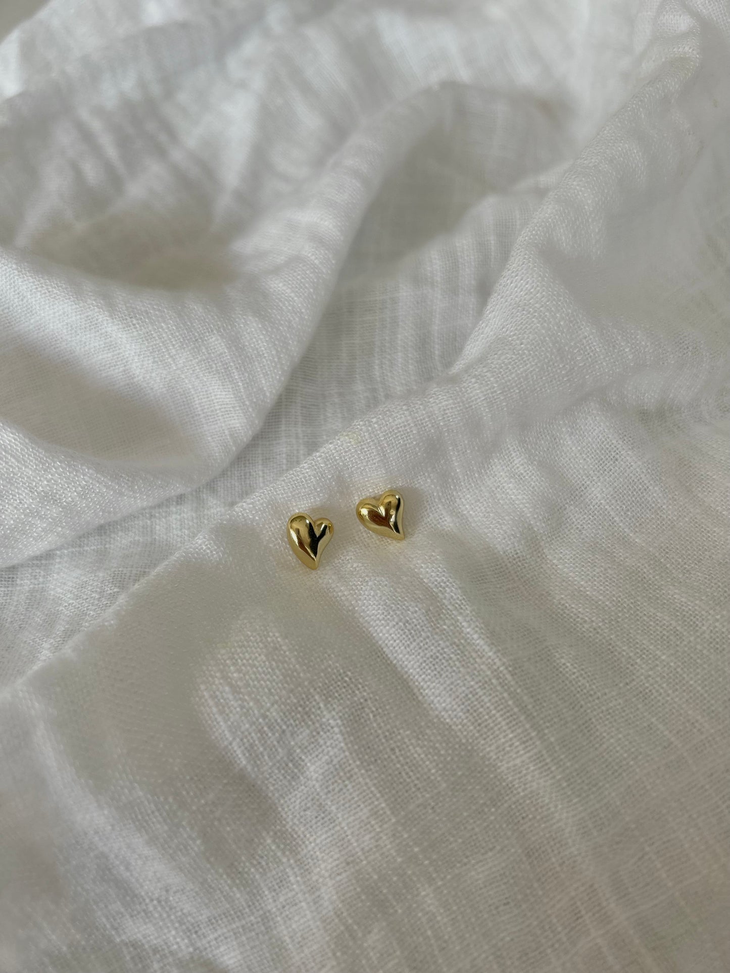 HEART STUD EARRINGS IN 18K GOLD