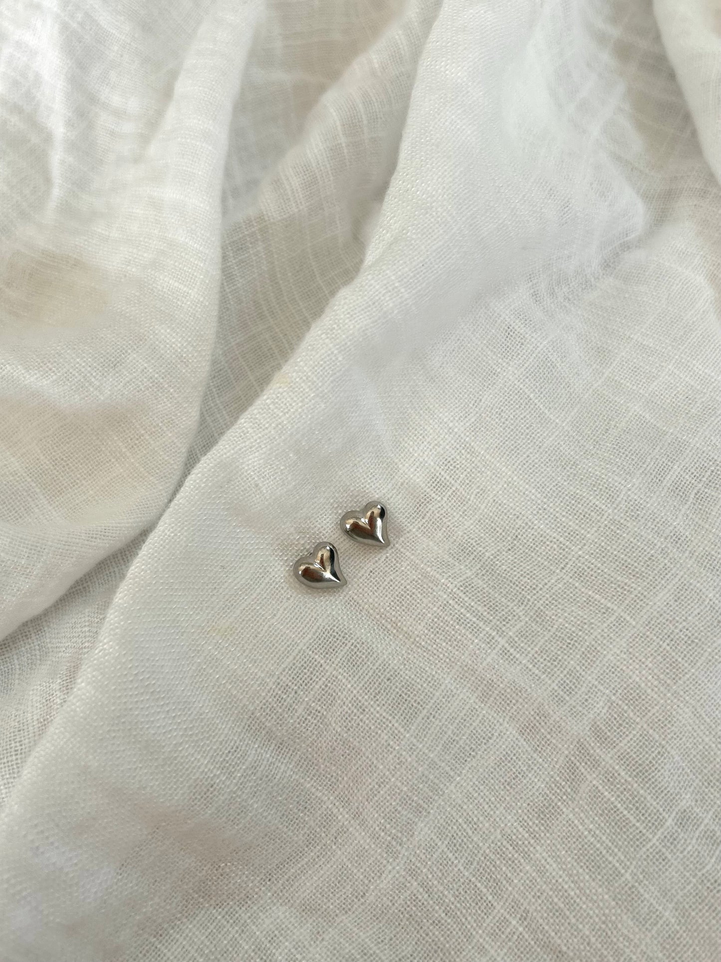HEART STUD EARRINGS IN SILVER