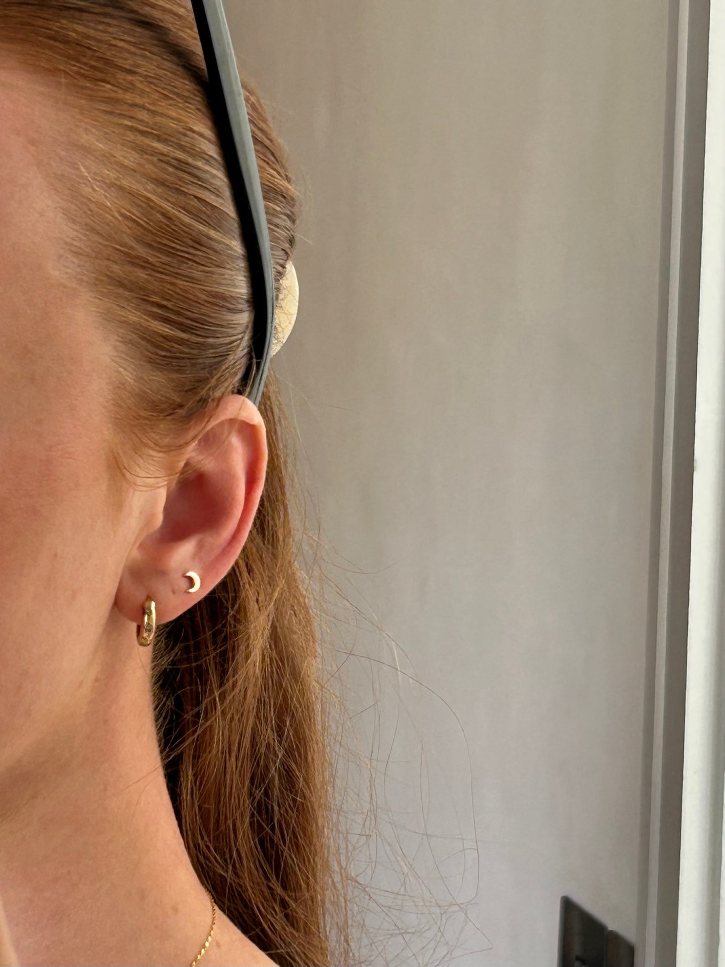 MOON STUD EARRINGS IN 18K GOLD