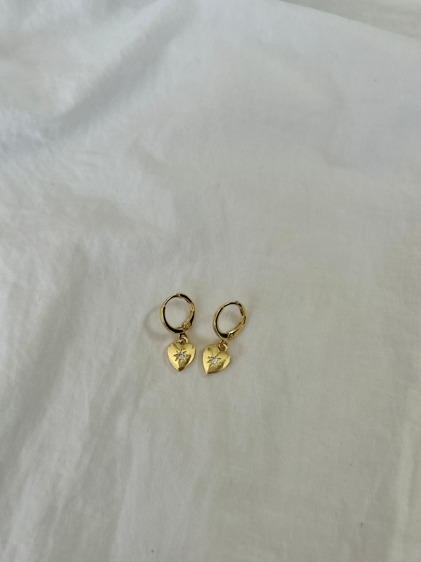 STAR HEART HUGGIE EARRINGS IN 18K GOLD