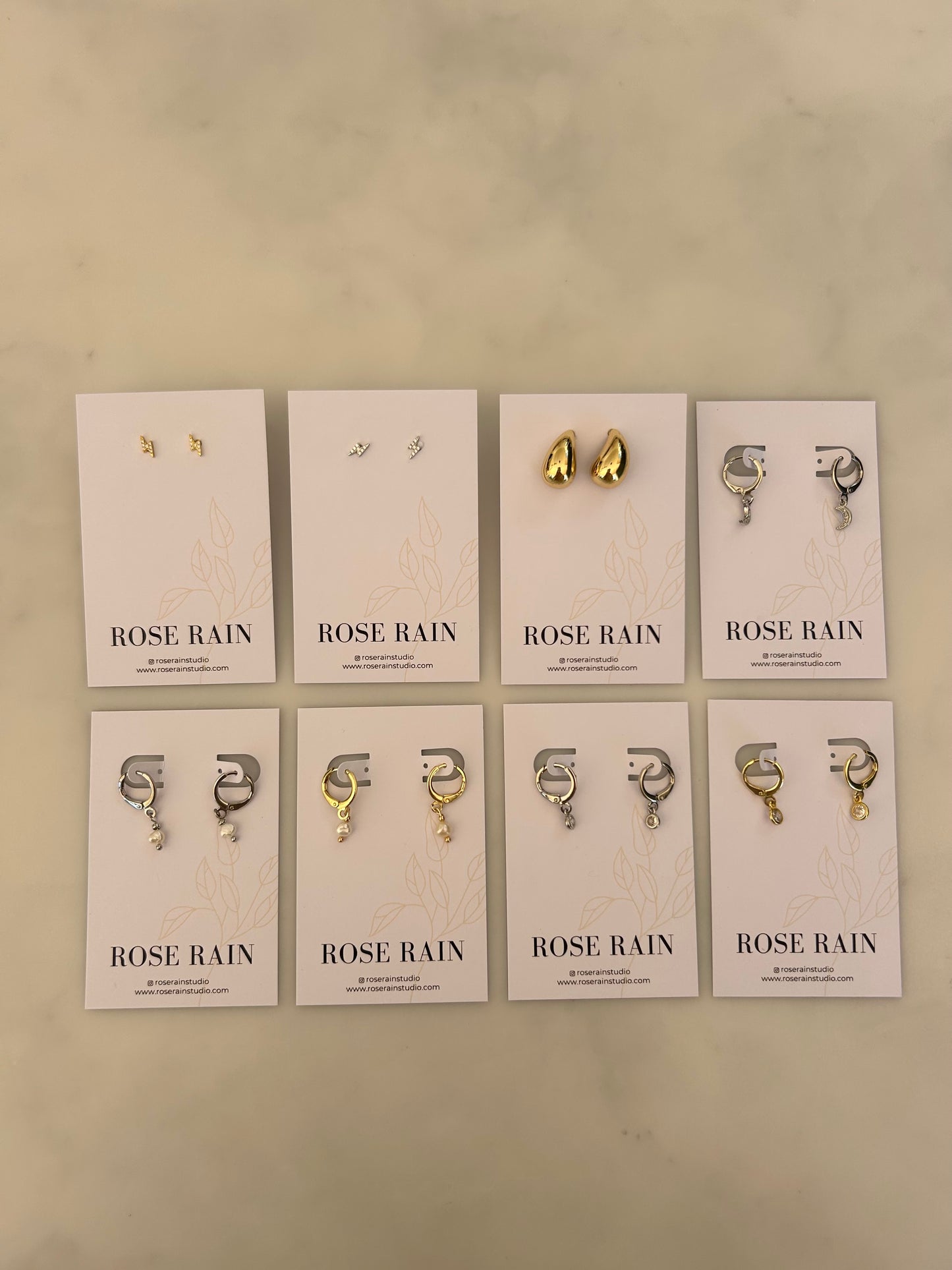 TEAR DROP STUD EARRINGS IN 18K GOLD