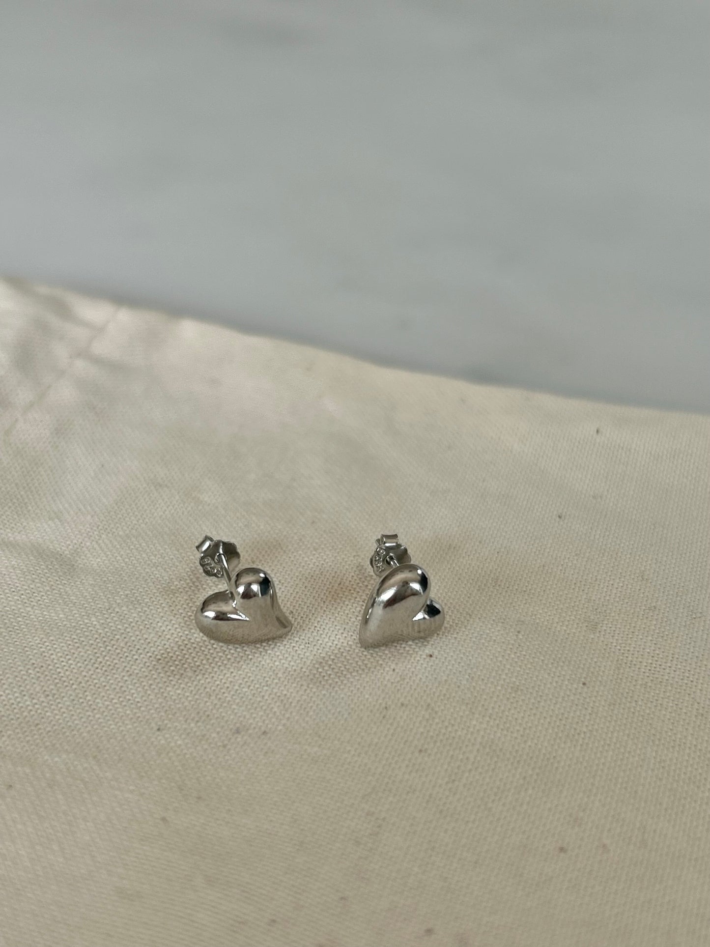 HEART STUD EARRINGS IN SILVER