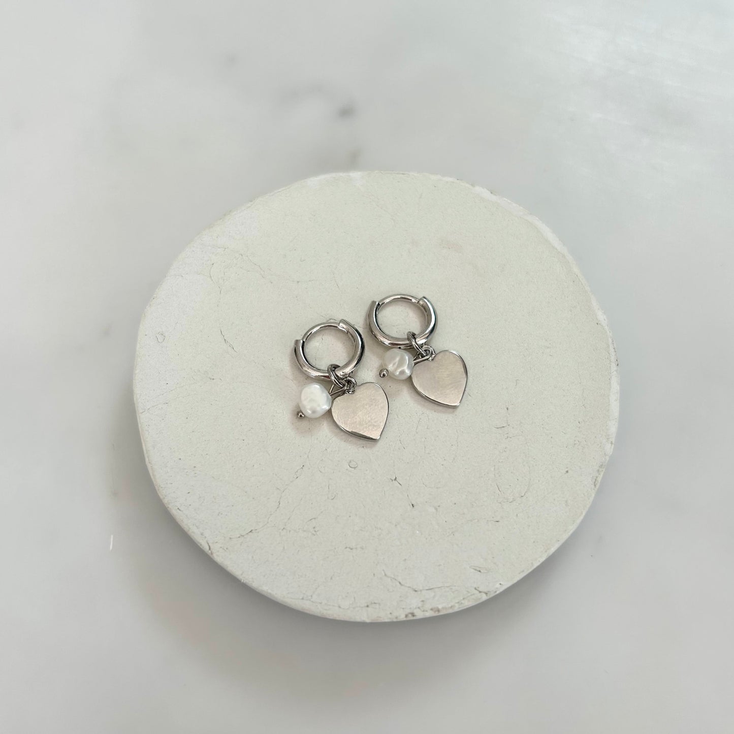 DETACHABLE HEART PEARL CHARM HUGGIE EARRINGS IN PLATINUM