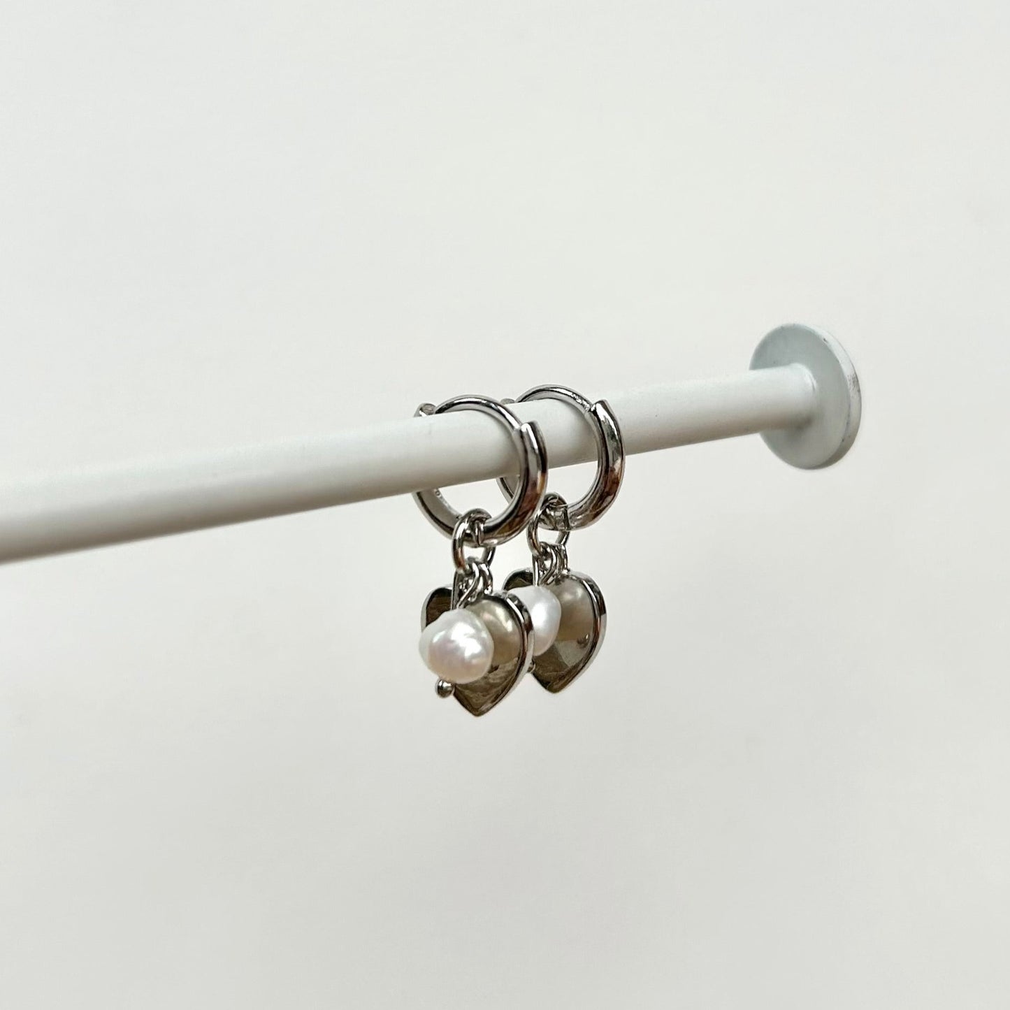DETACHABLE HEART PEARL CHARM HUGGIE EARRINGS IN PLATINUM