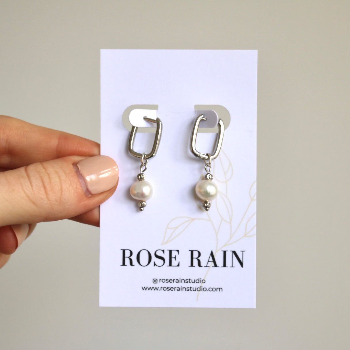OVAL HOOPS WITH DETACHABLE PEARL IN PLATINUM