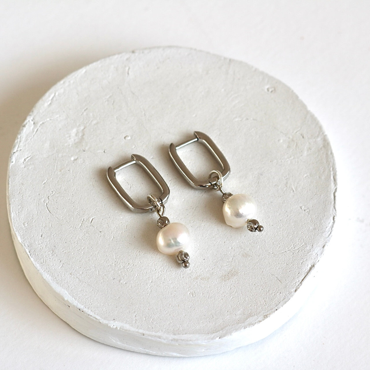 OVAL HOOPS WITH DETACHABLE PEARL IN PLATINUM