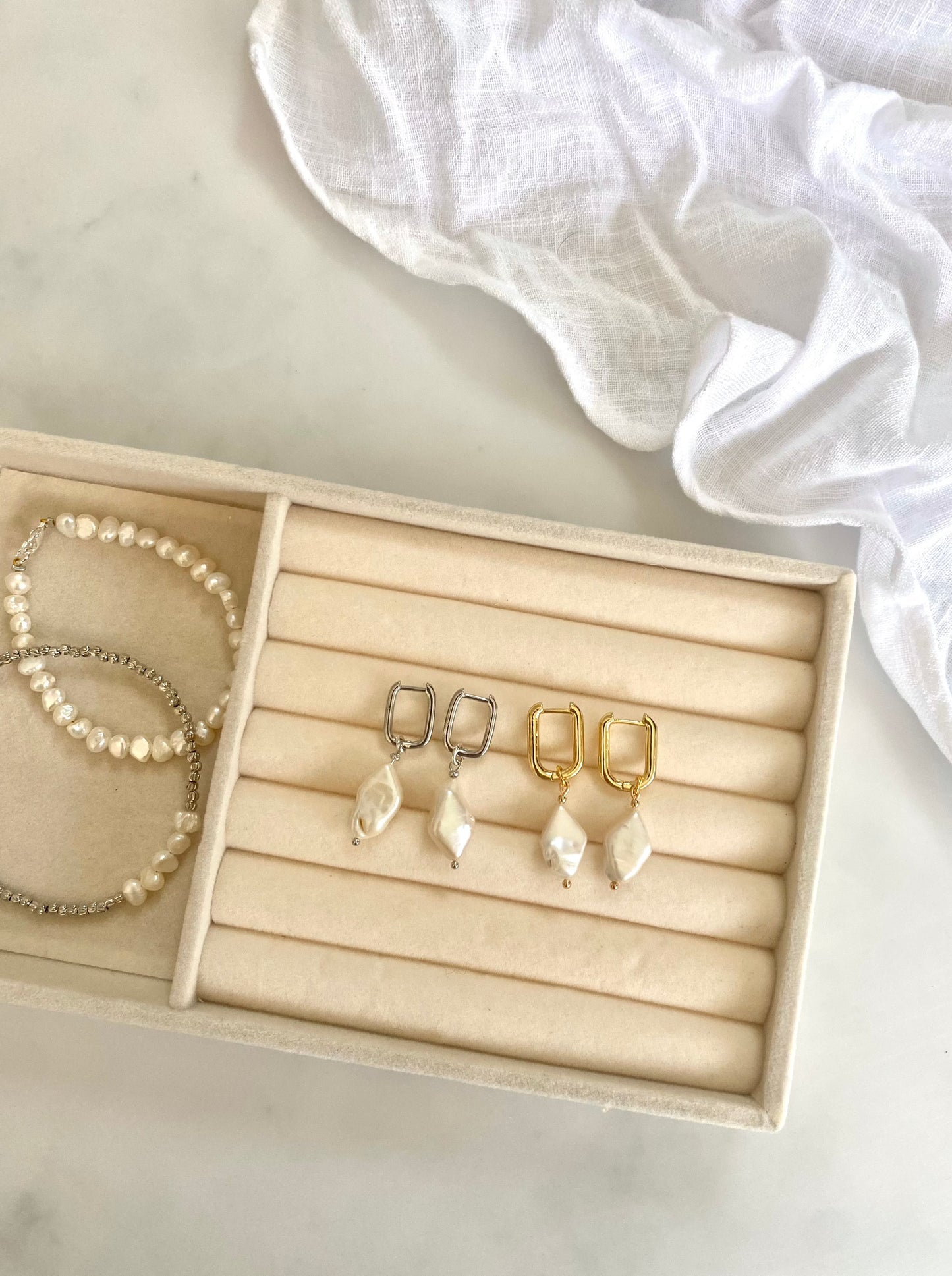 OVAL HOOPS WITH DETACHABLE BAROQUE PEARL IN PLATINUM