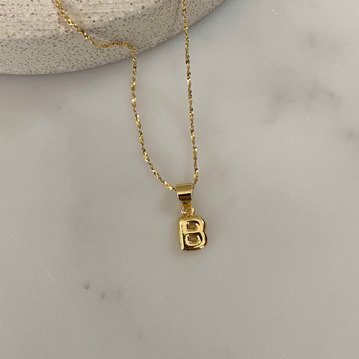 INITIAL LETTER NECKLACE IN 18K GOLD