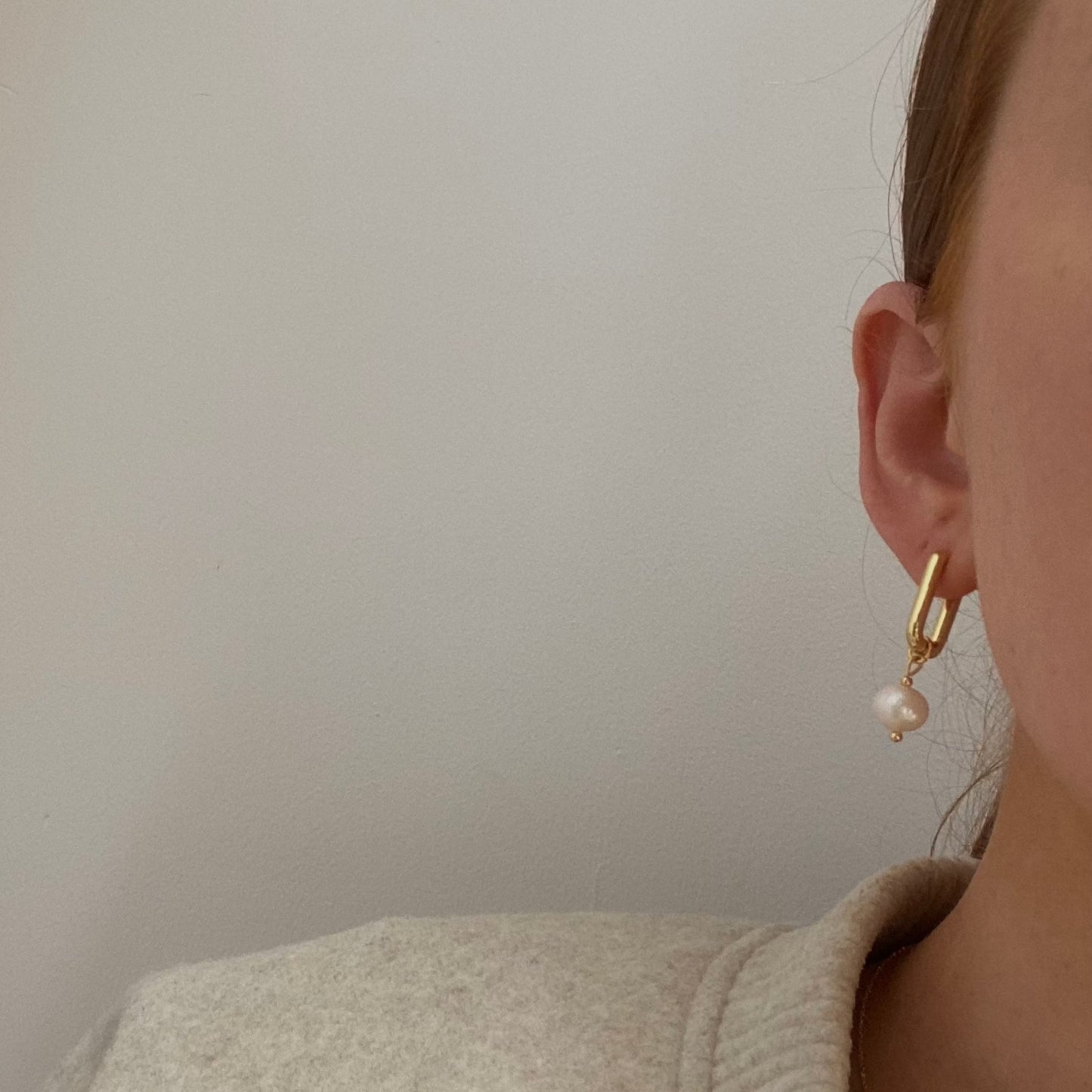 OVAL HOOPS WITH DETACHABLE PEARL IN 18K GOLD