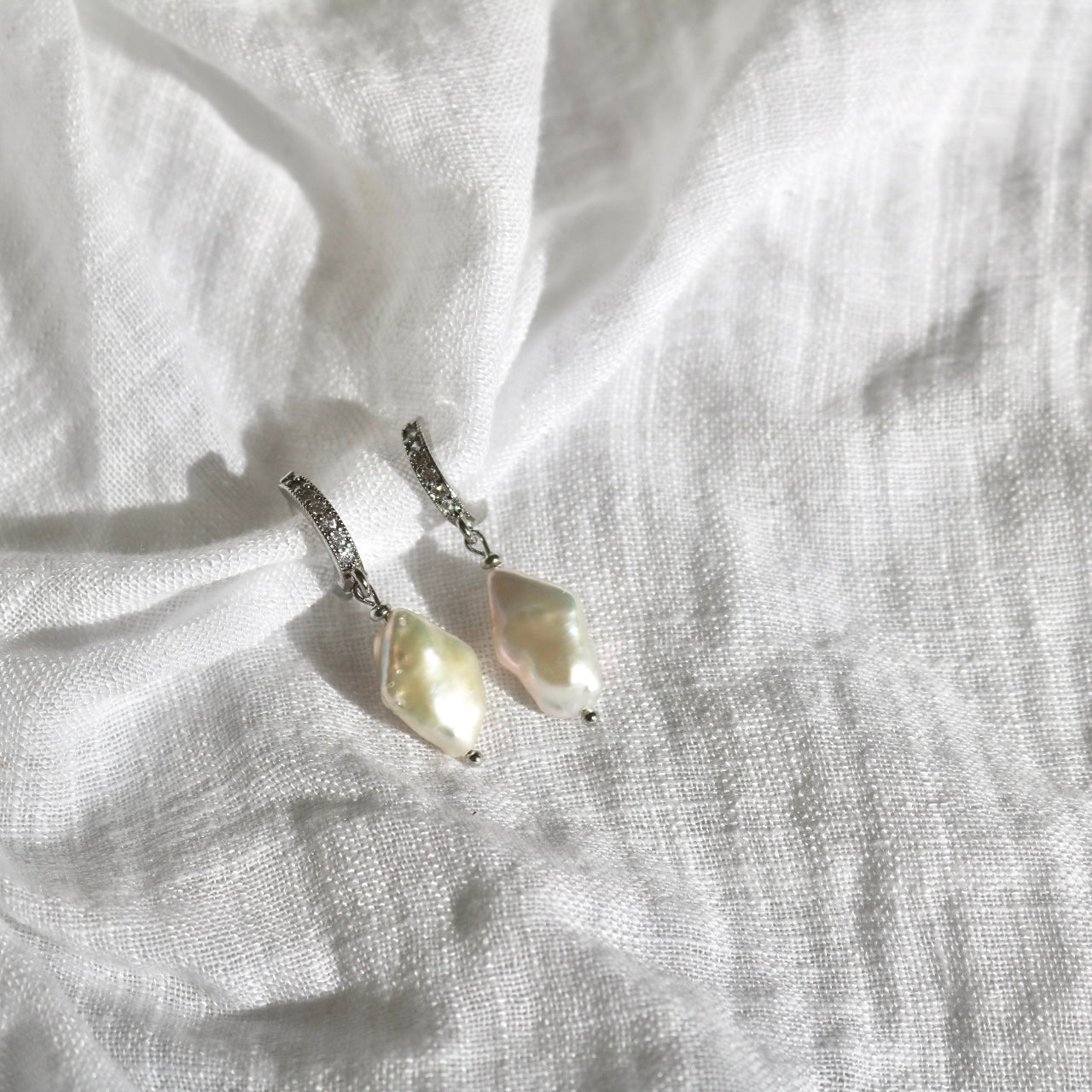 BAROQUE PEARL HUGGIE EARRINGS IN PLATINUM