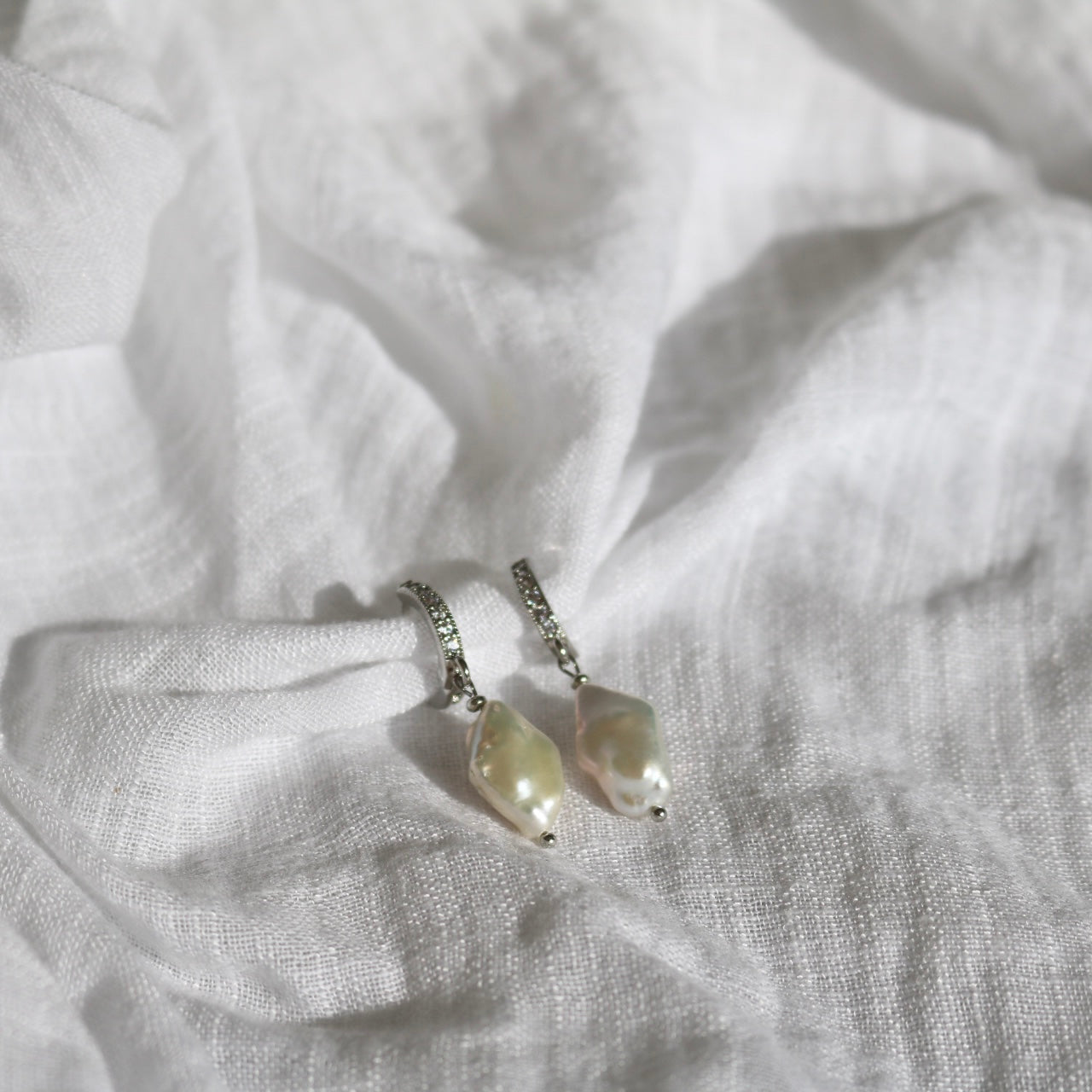 BAROQUE PEARL HUGGIE EARRINGS IN PLATINUM