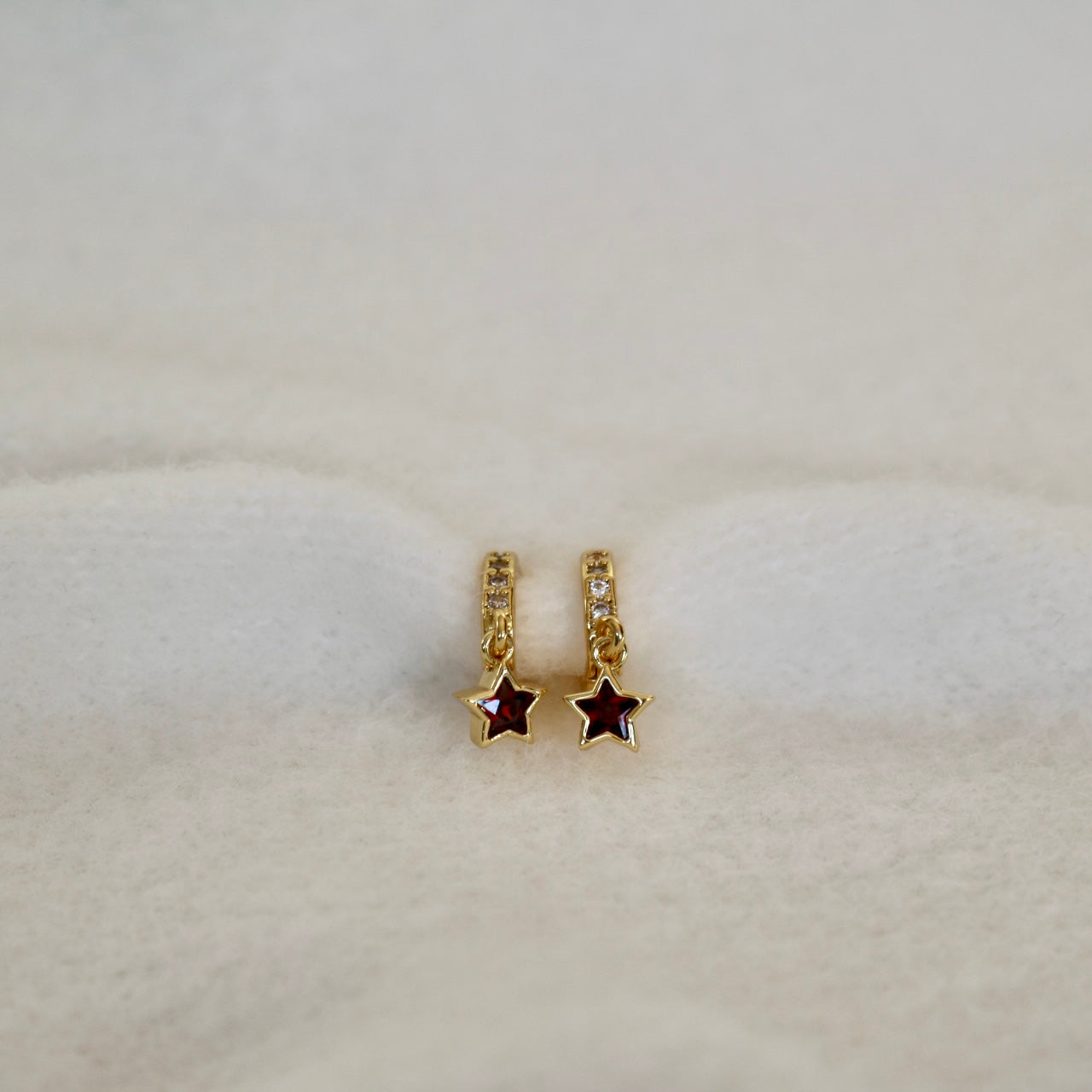 RED STAR HUGGIE EARRINGS IN 18K GOLD