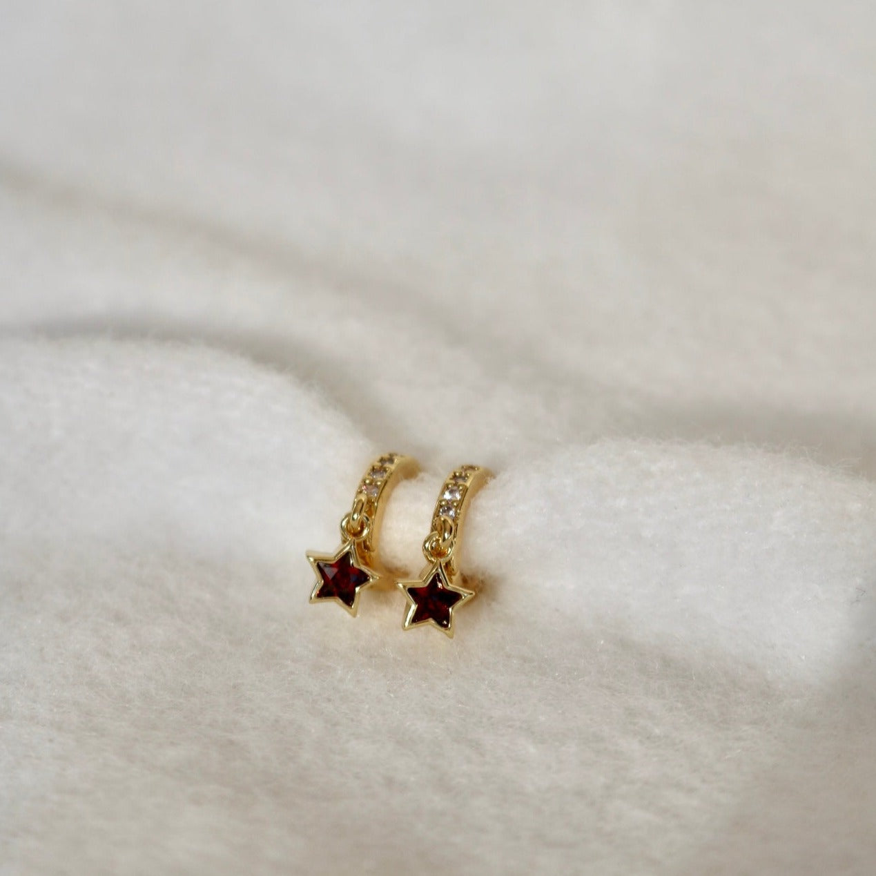 RED STAR HUGGIE EARRINGS IN 18K GOLD