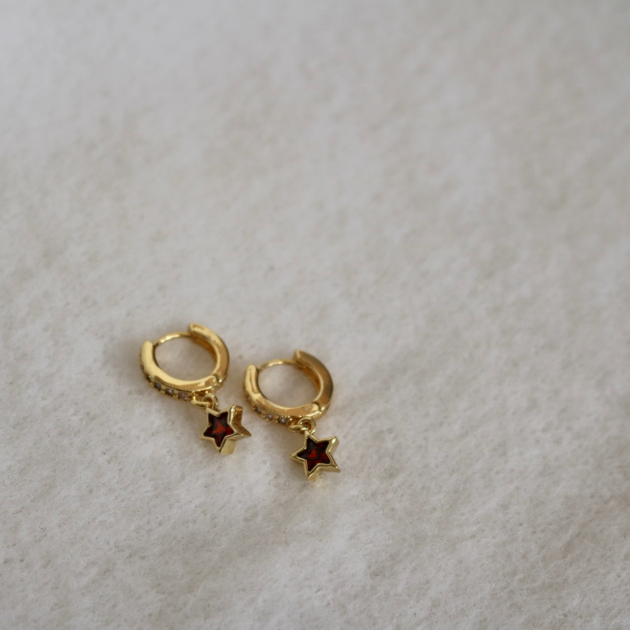 RED STAR HUGGIE EARRINGS IN 18K GOLD