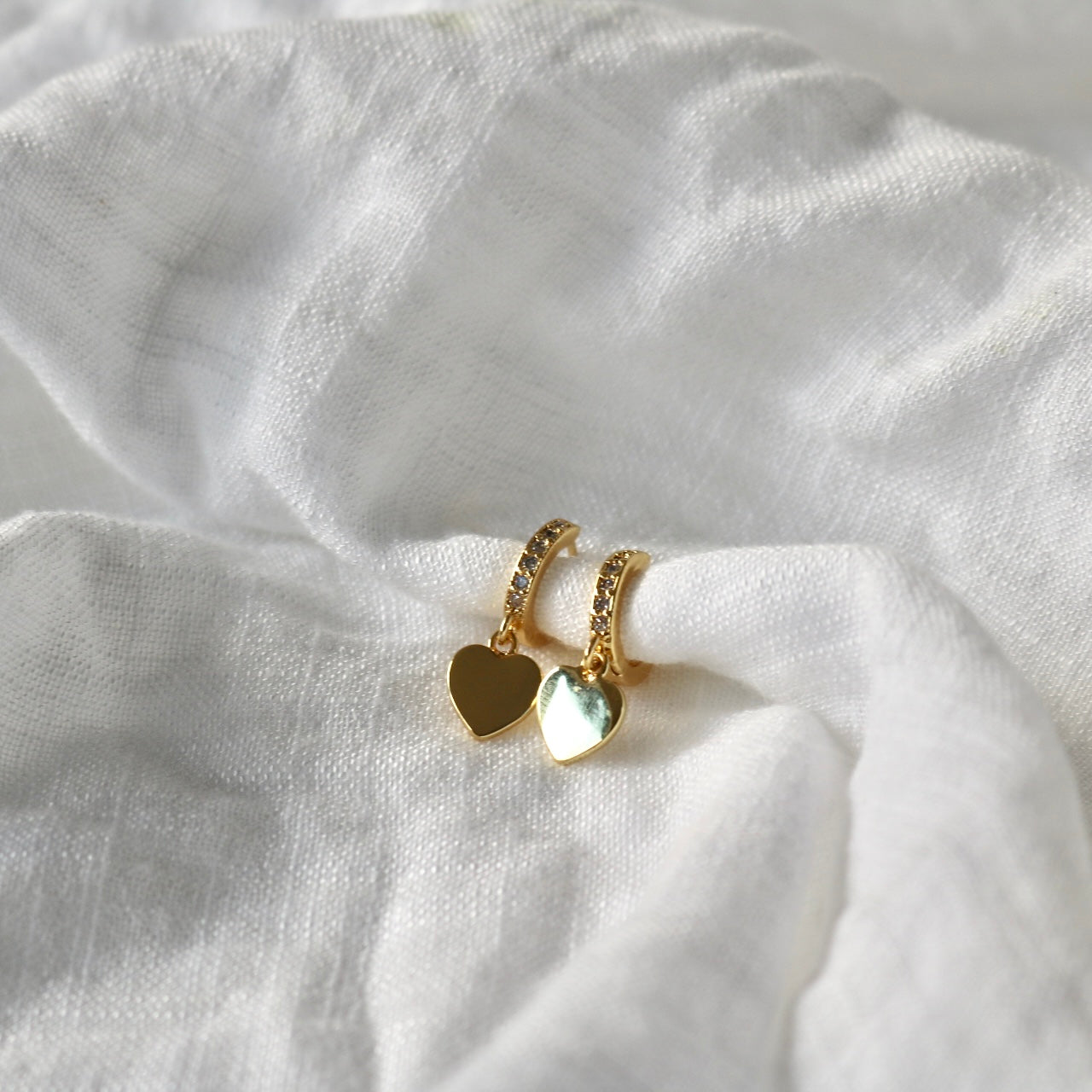 HEART HUGGIE EARRINGS IN 18K GOLD