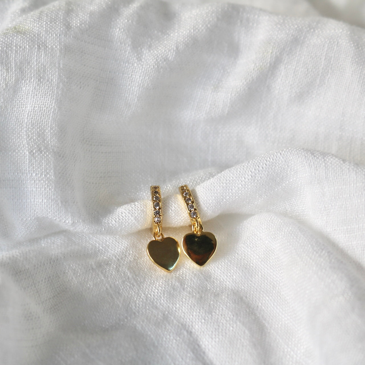 HEART HUGGIE EARRINGS IN 18K GOLD