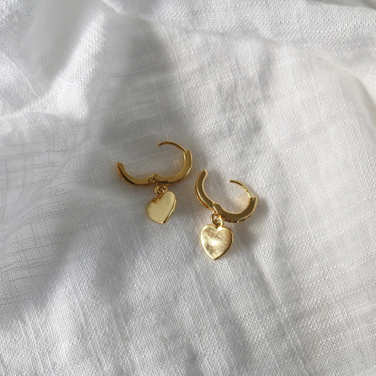 HEART HUGGIE EARRINGS IN 18K GOLD