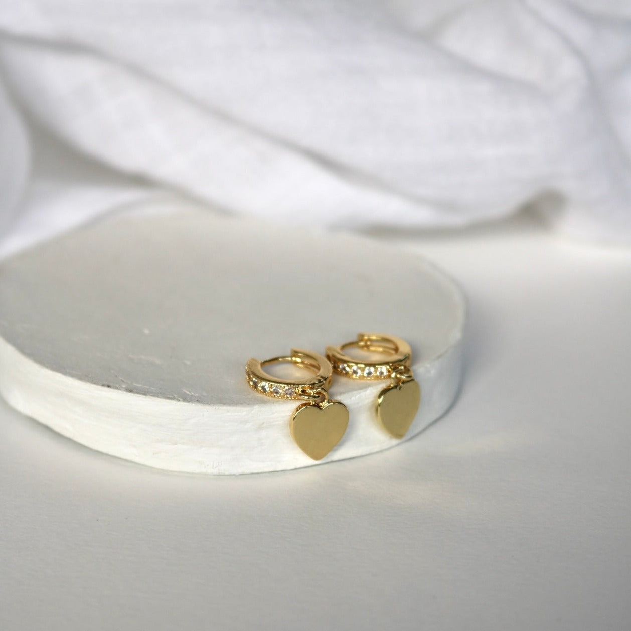 HEART HUGGIE EARRINGS IN 18K GOLD