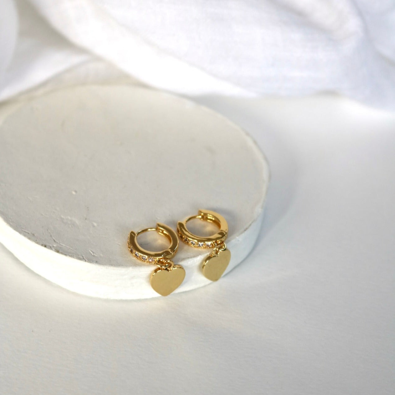 HEART HUGGIE EARRINGS IN 18K GOLD