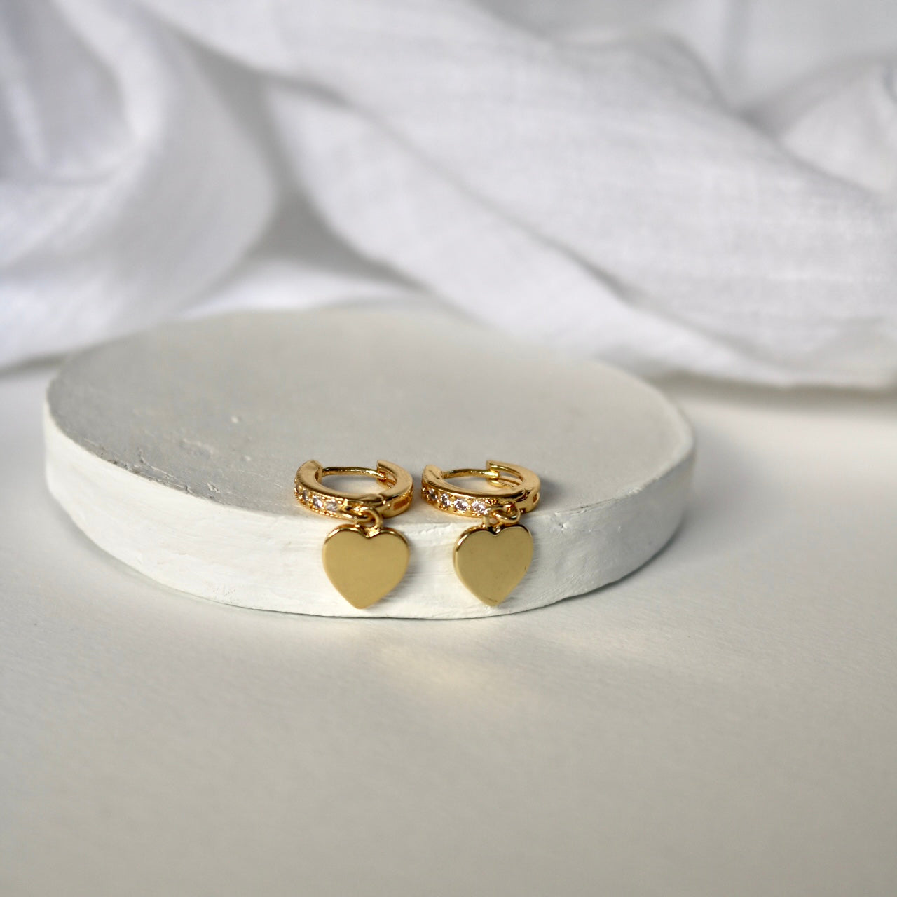 HEART HUGGIE EARRINGS IN 18K GOLD