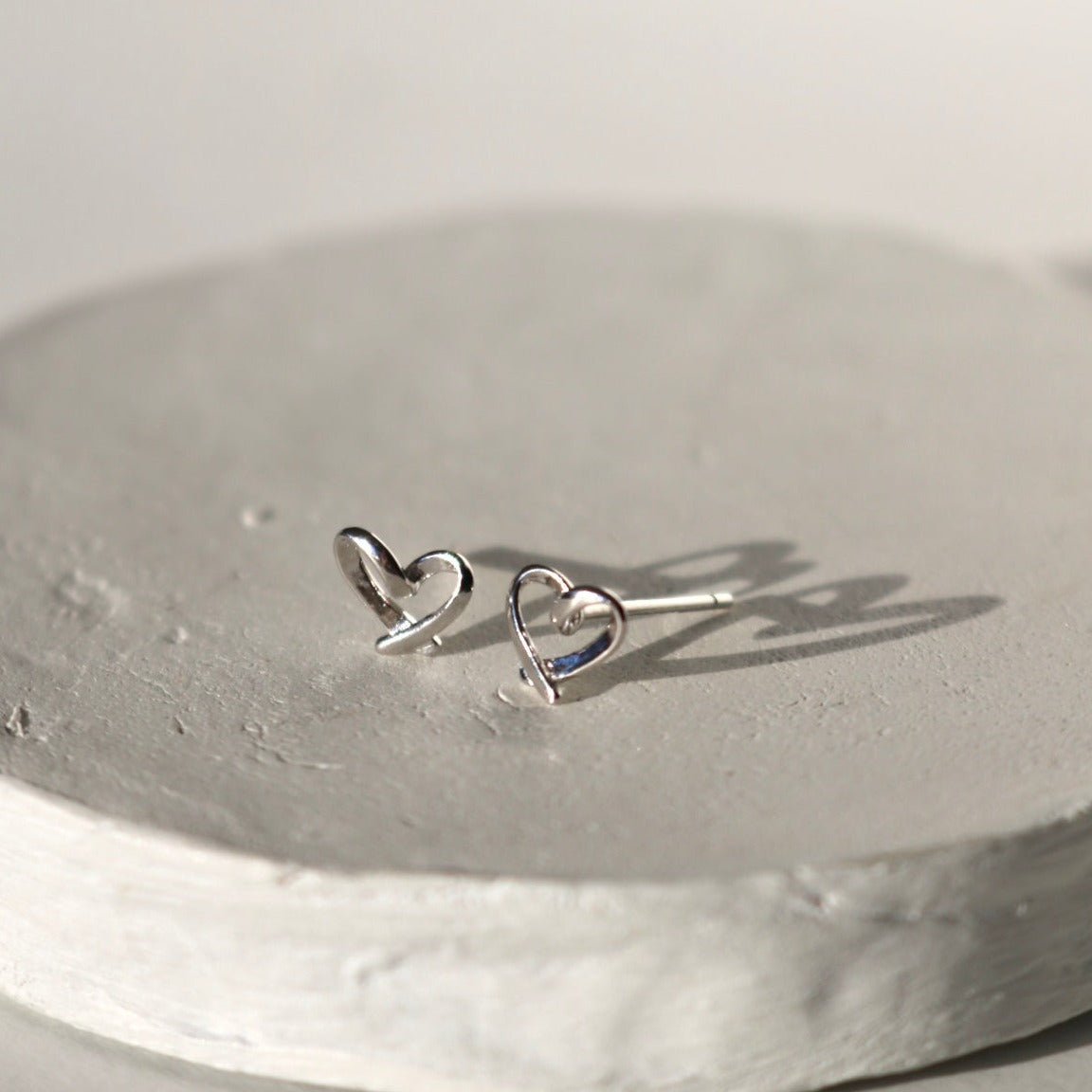 HEART OUTLINE STUD EARRINGS IN PLATINUM