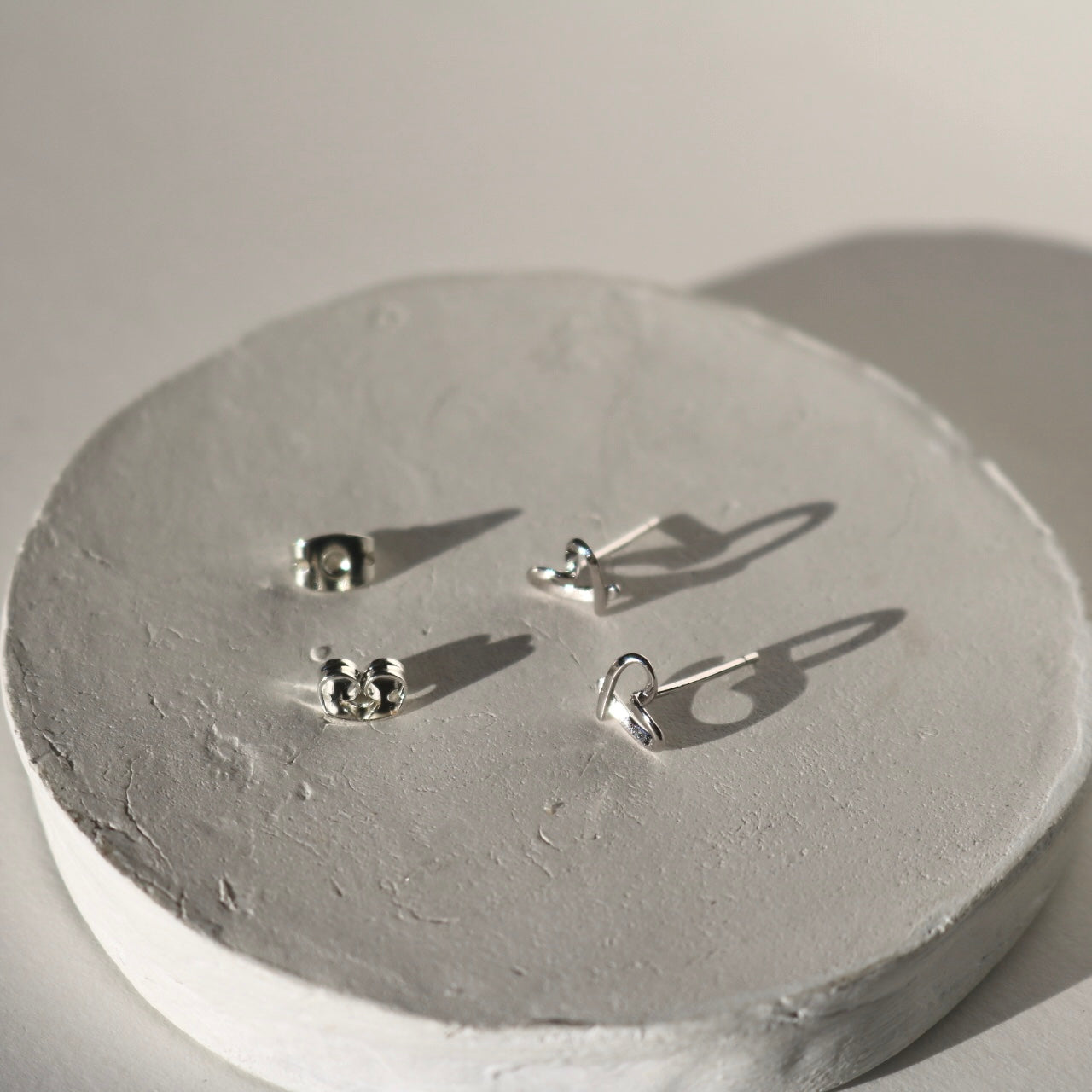 HEART OUTLINE STUD EARRINGS IN PLATINUM