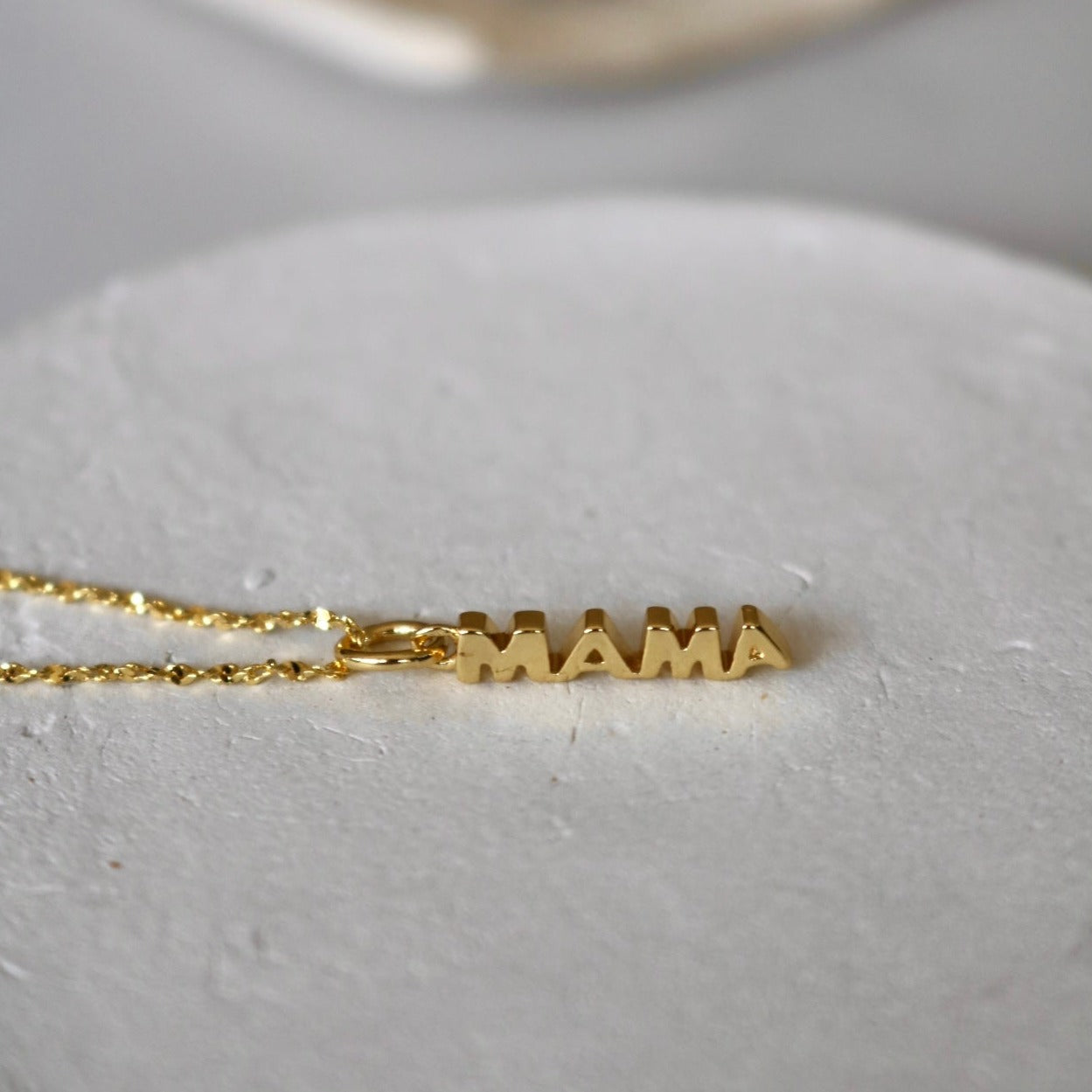 MAMA NECKLACE IN 18K GOLD