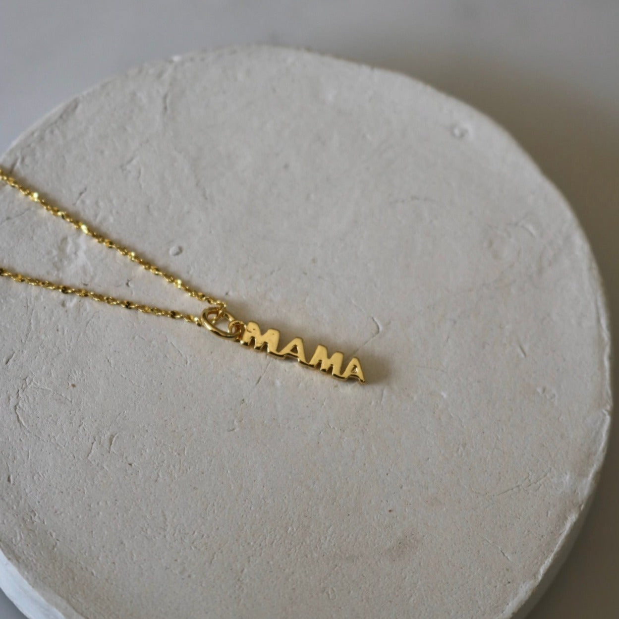 MAMA NECKLACE IN 18K GOLD